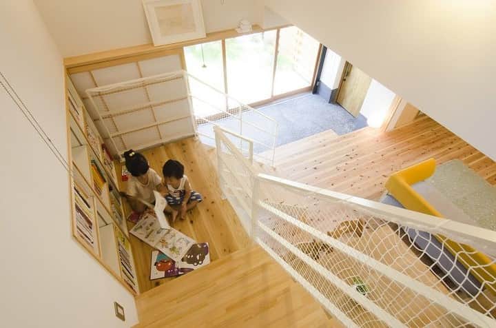 コラボハウス一級建築士事務所さんのインスタグラム写真 - (コラボハウス一級建築士事務所Instagram)「.⠀ リビングから伸びる階段は⠀ どこでも家族の存在を感じられる⠀ スケルトンにしました。⠀ .⠀ 踊り場には、壁を利用した本棚を⠀ 階段下には、おもちゃ部屋をつくりました。⠀ 子どもたちがリビングを中心に⠀ 楽しく過ごせる、ちょっとした工夫です。⠀ .⠀ こちらのお家は「土間のある家」として⠀ ホームページでご紹介しています。⠀ @collabo_house　からご覧ください。⠀ #子どもと暮らす #リビング #階段 #本棚 #踊り場 #階段下収納 #おもちゃ収納 #絵本棚 #スケルトン階段 #手すり #土間 #障子 #無垢床 #自分らしい暮らし #デザイナーズ住宅 #注文住宅新築 #設計士と直接話せる #設計士とつくる家 #コラボハウス #インテリア #愛媛 #香川 #マイホーム」4月27日 21時00分 - collabo_house