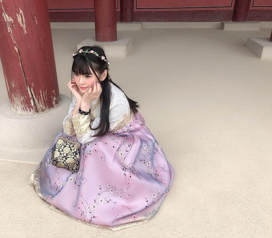 望月朱音  さんのインスタグラム写真 - (望月朱音  Instagram)「#韓国旅行 行った時の  #チマチョゴリ 💜  ピンクに青の薄い布が覆い被さってて(?)紫っぽくみえるやつにしました🔮💜 #韓国 #韓国🇰🇷」4月27日 21時01分 - motizuki_akane