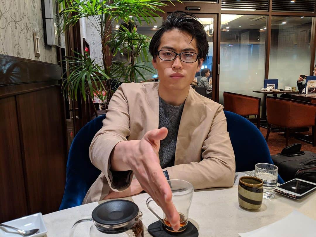 池田直人さんのインスタグラム写真 - (池田直人Instagram)「【人間図鑑 no.101】 「喫茶店で勧誘する男」  名前:多和田諭（たわださとる）  年齢:29歳  職業:喫茶店で居座って人にお話する  趣味:人間観察とかいっておく、人と話すこととかいっておく  特徴:メガネはダテ  本人からのひとこと「だったら未来の自分のために手を組みませんかって話」  #人間図鑑 #多和田諭 #勧誘 #信用してもらおうとする #大学生を中心に #一緒 #握手求めてくる #もう前に誰かいたんだろうなってグラスの量 #未来のために手を組みましょう #スマホ2台持ち #最初は敬語 #大学生ってわかった瞬間タメ語」4月27日 21時04分 - ikenao0919