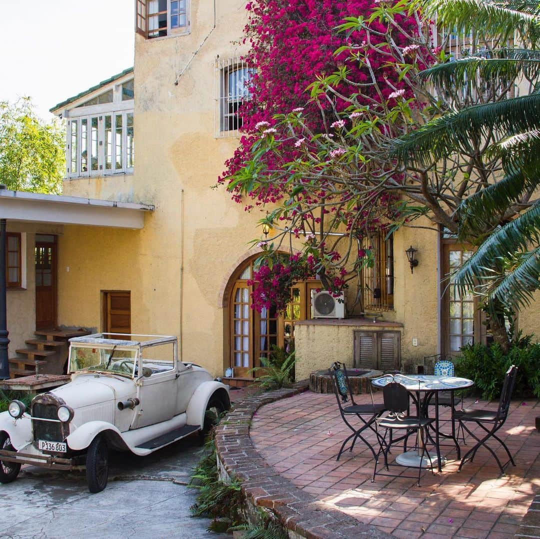 Airbnbさんのインスタグラム写真 - (AirbnbInstagram)「No, you can’t drive the car. But this equally classic hillside house is only a 10-minute taxi ride from Old Havana. Your hosts, Julia and Silvio, will be happy to point you to their favorite local spots while you plan your day over a breezy alfresco breakfast.」4月27日 21時05分 - airbnb