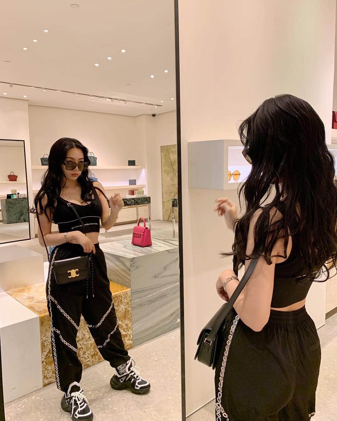 megbabyのインスタグラム：「GWはみんな何するの〜？🥺💕 ・ わたしは15年ぶりくらいにグアムに来ました🌴👱🏽‍♀️(どんだけよ😂) Tギャラリアにいつもアメリカからネットで買ってたコスメが入っていてテンションあがった😍✨ GW期間中はゲームでプレゼントも🎁ゲットできるみたいで私も挑戦したらエルメスの時計のポーチとブタさん🐷頂きました😂💖グアムに遊びに来る方はぜひ行ってみてね💖💖 ・ それにしても海が綺麗すぎて感動🥺💙 @dfsjapanofficial #dfs #tgalleriaguam #Tギャラリアグアム」