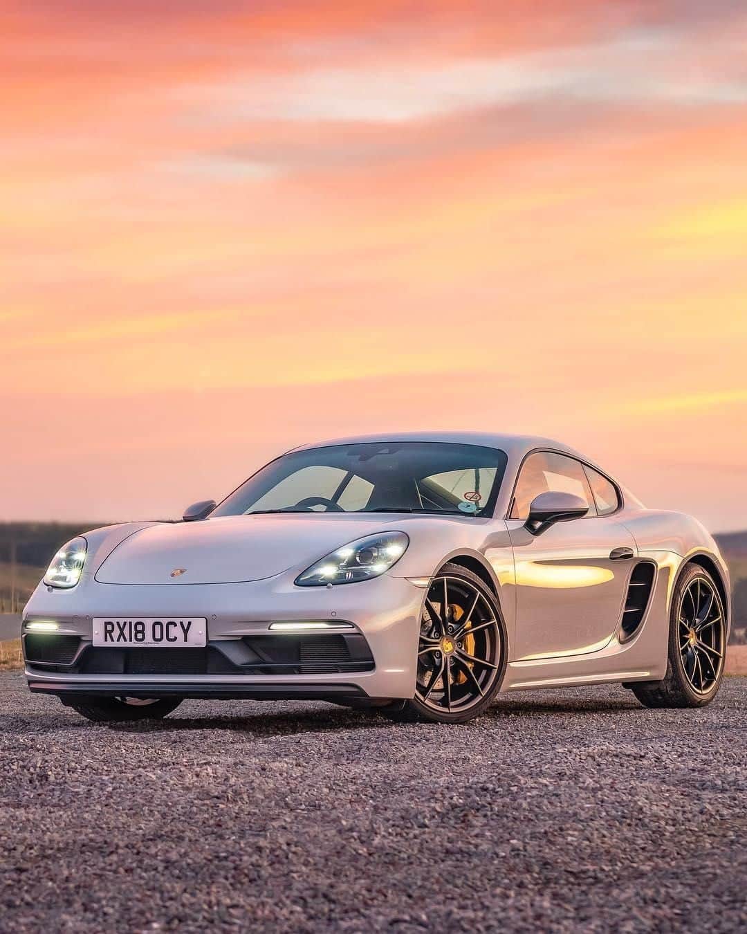 Porscheさんのインスタグラム写真 - (PorscheInstagram)「Sunrise with the best seat in the house. #PorscheMoment #Porsche #718 #718Cayman #CaymanGTS (📷: @sidhu88) __ Combined fuel consumption in accordance with EU 6: 718 Cayman GTS: 9,2 – 8,5 l/100 km 210 – 194 g/km __ Combined fuel consumption in accordance with EU 6: 718 GTS models: 9,2 – 8,5 l/100 km 210 – 194 g/km」4月27日 21時07分 - porsche