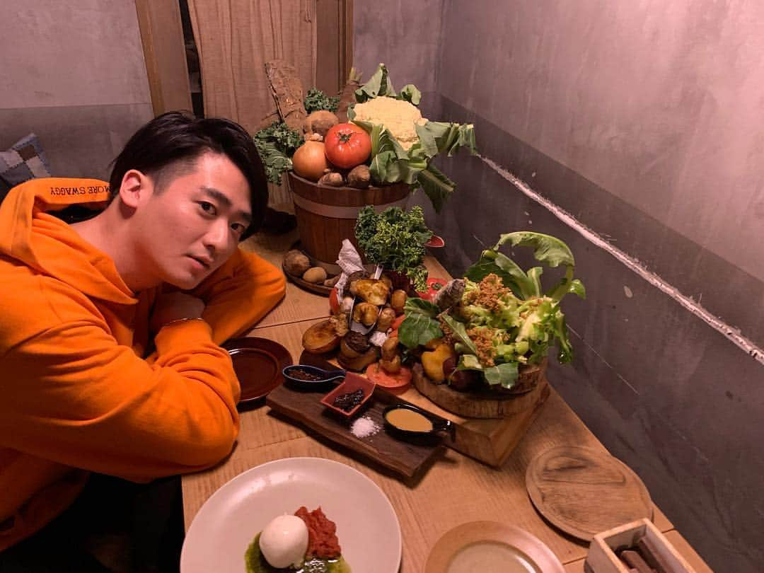 ダイキさんのインスタグラム写真 - (ダイキInstagram)「今日からGWの限定コースで オーガニック野菜が食べ放題なので 早速、大好きなオーガニック料理のお店に 行ってきました🥬🥕🍆 美味しい野菜をたらふく食べて お腹いっぱいになりました🍅 幸せ😇 #オーガニック野菜 #食べ放題 #wearethefarm #wearethefarmebisu #wearethefarmazabu」4月27日 21時07分 - daiki_sugiura0619