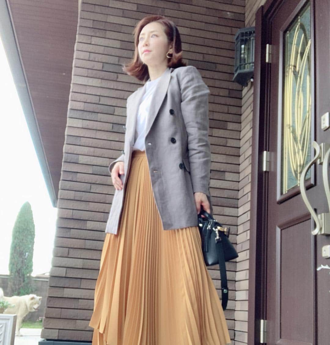 水谷雅子さんのインスタグラム写真 - (水谷雅子Instagram)「今日は風が強い一日でしたね🍃 夜も真冬のように冷えます❄️ 体調崩さないように気をつけて下さいね❣️ 今日のコーデです😉🌸 セオリーのプリーツスカート！ウエストゴムで楽ちん😊落ち着いたイエローで気に入ってます💖 #コーデ#ファッション#お洒落 #水谷雅子#水谷雅子beautybook50の私」4月27日 21時14分 - mizutanimasako