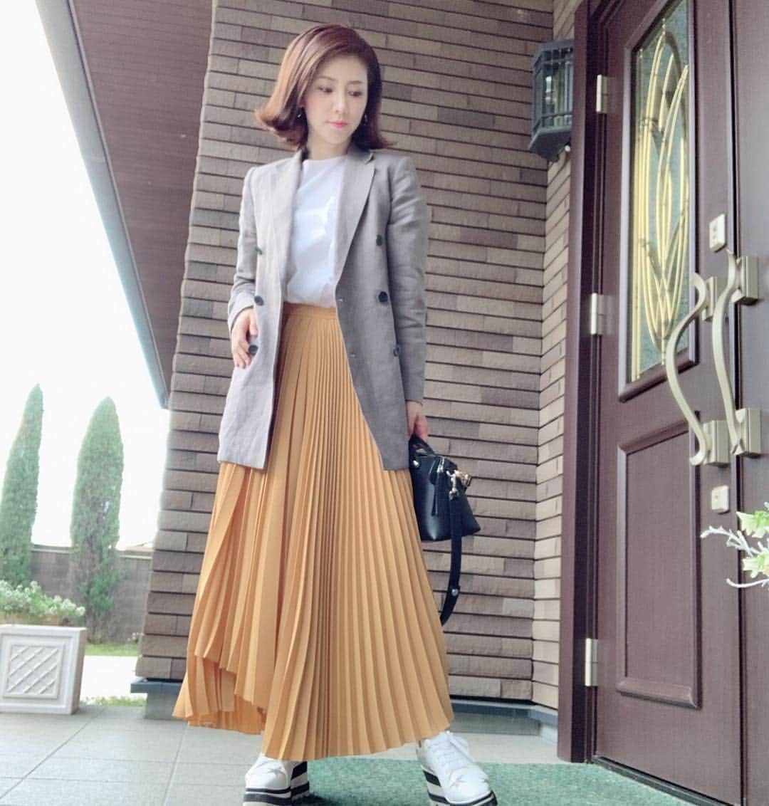 水谷雅子さんのインスタグラム写真 - (水谷雅子Instagram)「今日は風が強い一日でしたね🍃 夜も真冬のように冷えます❄️ 体調崩さないように気をつけて下さいね❣️ 今日のコーデです😉🌸 セオリーのプリーツスカート！ウエストゴムで楽ちん😊落ち着いたイエローで気に入ってます💖 #コーデ#ファッション#お洒落 #水谷雅子#水谷雅子beautybook50の私」4月27日 21時14分 - mizutanimasako