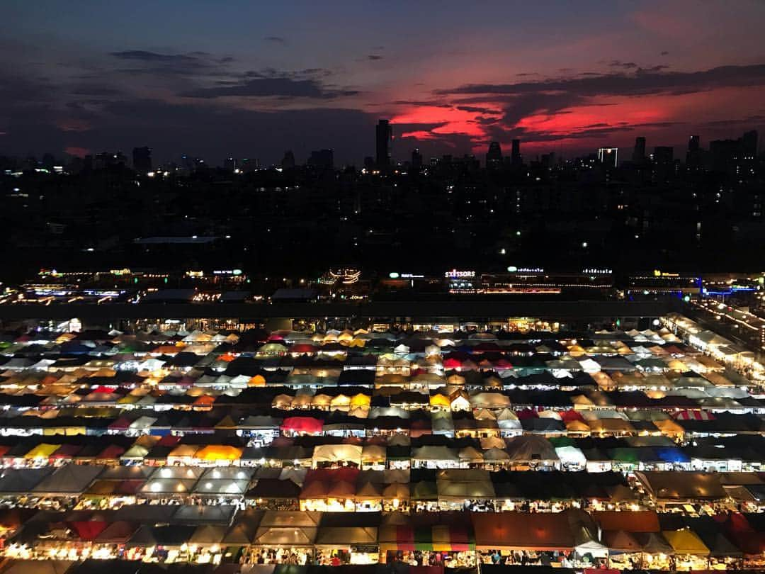 新井利佳さんのインスタグラム写真 - (新井利佳Instagram)「#trainnightmarket #bangkok #thailand #sky #nightmarket #rotfaimarket #sunset #sunset_today #sunsetlover #myskynow #拉差達火車夜市 #曼谷 #泰國 #夜市 #曼谷夜市 #天空 #日落 #曼谷景點 #ラチャダー鉄道市場 #タイ #バンコク #ナイトマーケット #いまそら #いまそらぶ部 #ラチャダーナイトマーケット #worldisbeautiful #beautiful_world  #タラートロットファイラチャダー」4月27日 21時15分 - rika.arai