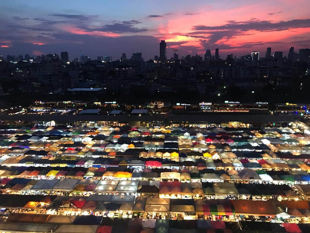 新井利佳さんのインスタグラム写真 - (新井利佳Instagram)「#trainnightmarket #bangkok #thailand #sky #nightmarket #rotfaimarket #sunset #sunset_today #sunsetlover #myskynow #拉差達火車夜市 #曼谷 #泰國 #夜市 #曼谷夜市 #天空 #日落 #曼谷景點 #ラチャダー鉄道市場 #タイ #バンコク #ナイトマーケット #いまそら #いまそらぶ部 #ラチャダーナイトマーケット #worldisbeautiful #beautiful_world  #タラートロットファイラチャダー」4月27日 21時15分 - rika.arai