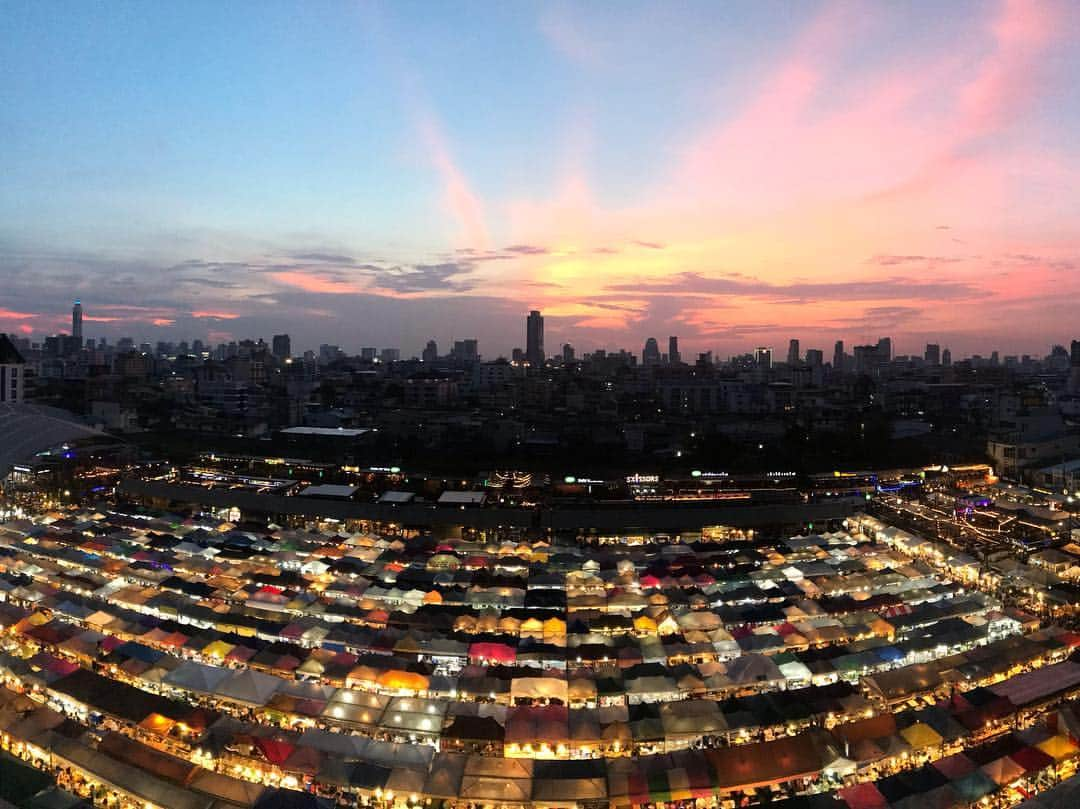 新井利佳さんのインスタグラム写真 - (新井利佳Instagram)「#trainnightmarket #bangkok #thailand #sky #nightmarket #rotfaimarket #sunset #sunset_today #sunsetlover #myskynow #拉差達火車夜市 #曼谷 #泰國 #夜市 #曼谷夜市 #天空 #日落 #曼谷景點 #ラチャダー鉄道市場 #タイ #バンコク #ナイトマーケット #いまそら #いまそらぶ部 #ラチャダーナイトマーケット #worldisbeautiful #beautiful_world  #タラートロットファイラチャダー」4月27日 21時15分 - rika.arai