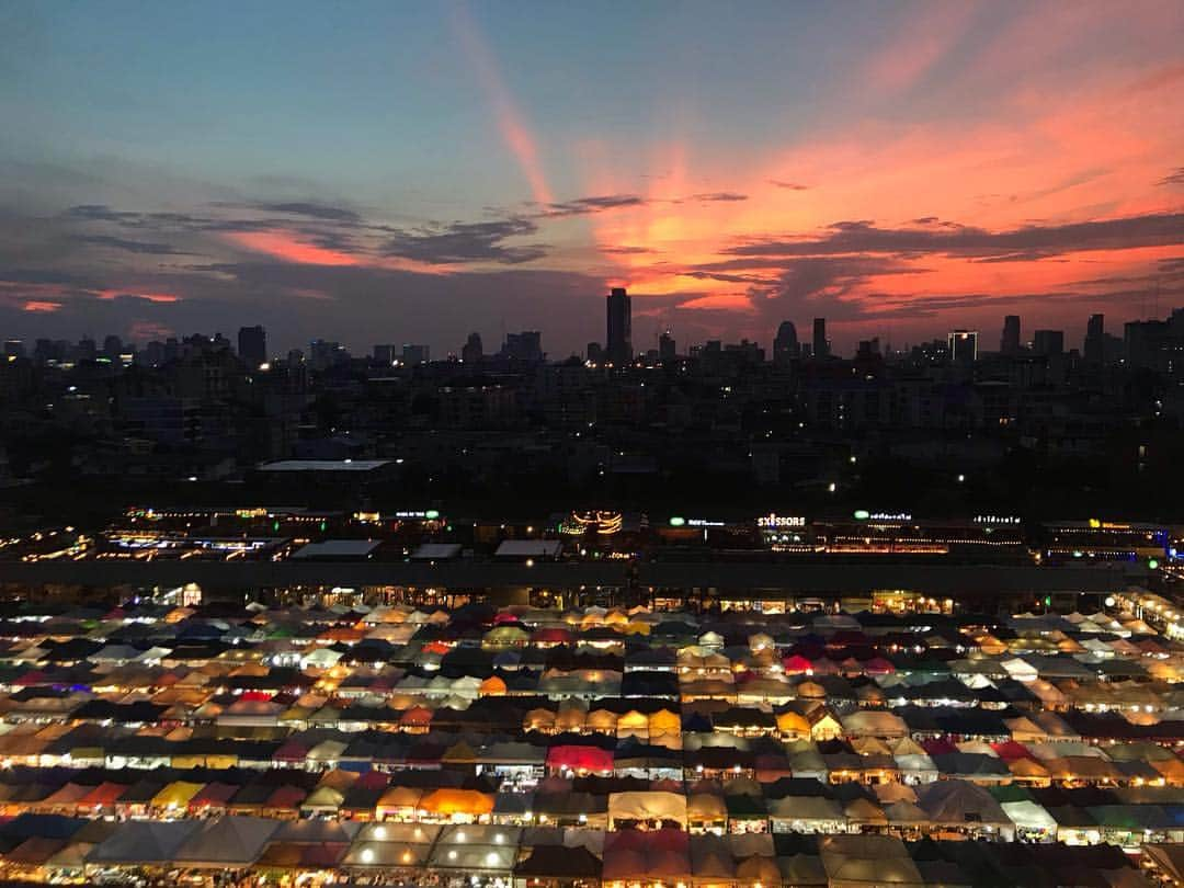 新井利佳さんのインスタグラム写真 - (新井利佳Instagram)「#trainnightmarket #bangkok #thailand #sky #nightmarket #rotfaimarket #sunset #sunset_today #sunsetlover #myskynow #拉差達火車夜市 #曼谷 #泰國 #夜市 #曼谷夜市 #天空 #日落 #曼谷景點 #ラチャダー鉄道市場 #タイ #バンコク #ナイトマーケット #いまそら #いまそらぶ部 #ラチャダーナイトマーケット #worldisbeautiful #beautiful_world  #タラートロットファイラチャダー」4月27日 21時15分 - rika.arai