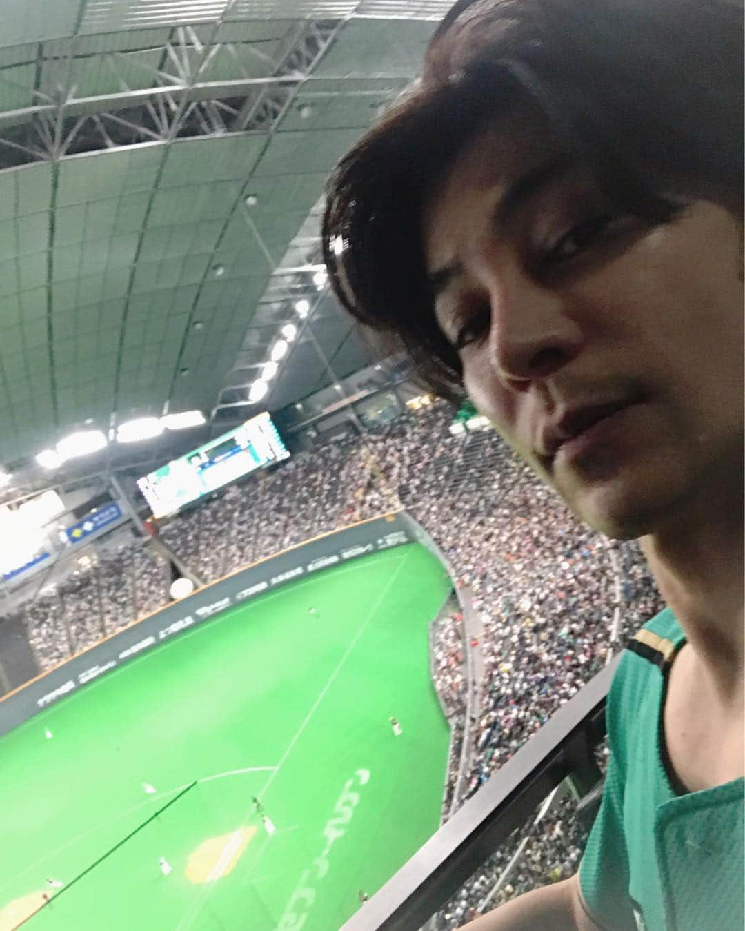 武田真治さんのインスタグラム写真 - (武田真治Instagram)「2019.4.27.#日本ハムファイターズ 対 #ソフトバンクホークス の試合開始前イベント「未来フェス」に参加させて頂きました^_^ 4万人のウェーブは圧巻！ 4万人のスクワットは壮観！！ 野球ファンの皆様のノリの良さって気持ちいい⤴︎ お付き合い頂きありがとうございました☆ キッズダンサーズ400人が#BlackJaxx の「Shake it!!」で踊ってくれて可愛いかったなー♫ 踊ってくれたキッズ、企画してくれた関係各位様、楽しい想い出をありがとうございました☆☆☆ @djdragon_jp もありがとね😊 #武田真治 #ShinjiTakeda」4月27日 21時22分 - shinji.takeda