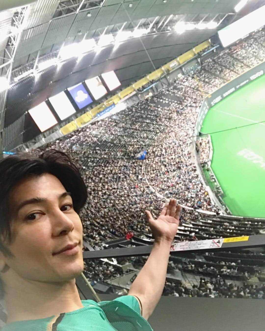 武田真治さんのインスタグラム写真 - (武田真治Instagram)「2019.4.27.#日本ハムファイターズ 対 #ソフトバンクホークス の試合開始前イベント「未来フェス」に参加させて頂きました^_^ 4万人のウェーブは圧巻！ 4万人のスクワットは壮観！！ 野球ファンの皆様のノリの良さって気持ちいい⤴︎ お付き合い頂きありがとうございました☆ キッズダンサーズ400人が#BlackJaxx の「Shake it!!」で踊ってくれて可愛いかったなー♫ 踊ってくれたキッズ、企画してくれた関係各位様、楽しい想い出をありがとうございました☆☆☆ @djdragon_jp もありがとね😊 #武田真治 #ShinjiTakeda」4月27日 21時22分 - shinji.takeda