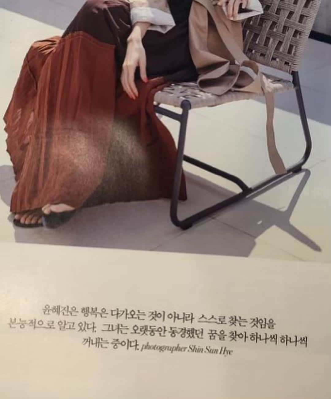 ユン・ヘジンさんのインスタグラム写真 - (ユン・ヘジンInstagram)「STYLER magazine 5월호도 많이 봐주세요~🤗 . 인터뷰중--- 윤혜진은 행복은 다가오는 것이 아니라 스스로 찾는것임을 본능적으로 알고있다. 그녀는 오랫동안 동경했던 꿈을 하나씩 하나씩 꺼내는 중이다... .  기사도 사진도 잘 써주셔서 너무 감사합니다🙏🏻👍🏻 #스타일러커버#주부생활 #스타일러바이주부생활 #styler 커버사진 눈 감고있...😴🙄 #윤혜진#인터뷰#화보  포토그래퍼 #신선혜 실장님 메이컵#전미연원장 @de_en1201 님 헤어#조영재실장님 감사합니다~」4月27日 21時23分 - hjballet80