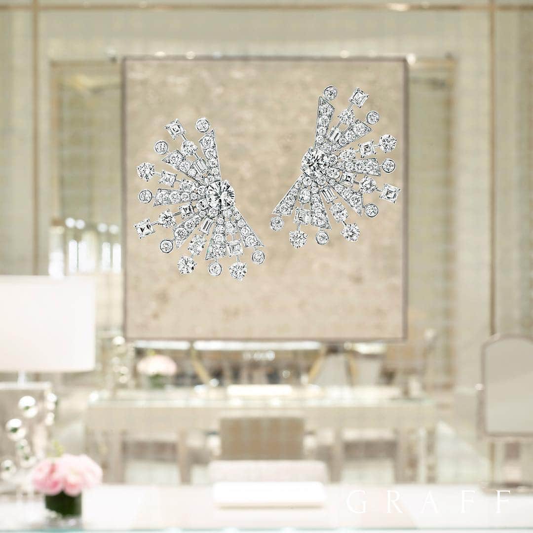 Graffさんのインスタグラム写真 - (GraffInstagram)「A new dawn for diamonds • Visit our new #Paris flagship store to discover our latest exquisite jewellery creations and innovative timepieces, now open on Rue Saint-Honoré.  Diamond Solar earrings, 11cts #highjewelry #graffdiamonds」4月27日 21時25分 - graff