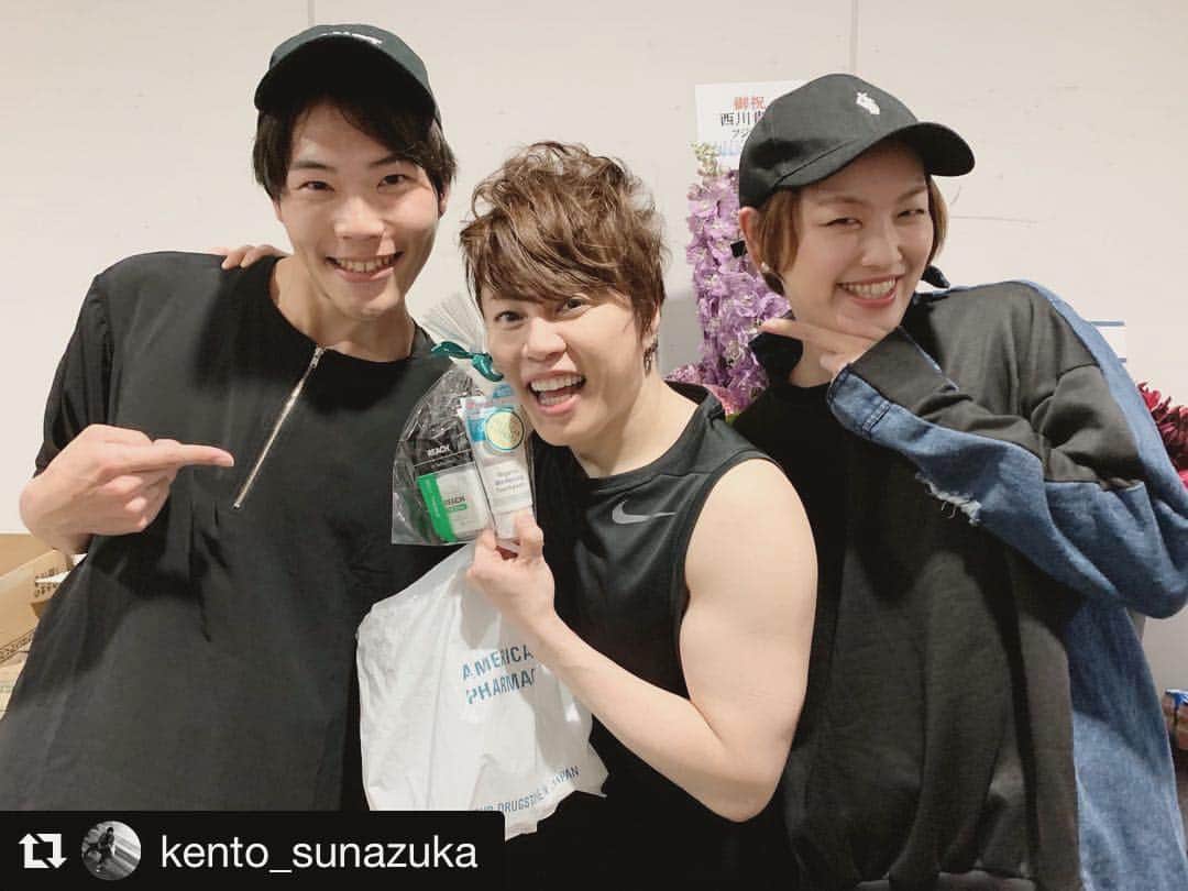 のインスタグラム：「そうです。 昨日は西川貴教先輩のライヴへ。 去年2作品一緒にやらせていただいて、それ以来、本当に尊敬しています！！ かなりのパワーいただきました！！ また絶対行きたい！！そして私も唄いたい！！ ありがとうございました。 . 隣が健斗だったので、言わずもがな叫びまくりました。 #Repost @kento_sunazuka with @get_repost ・・・ TNNK  LIVE TOUR 001 SINGularity  参戦してきました！！！ 最高の上をいった時にどんな言葉を言えばいいのか知らないのでこれしかでてきませんが、  マジ最高。  自分の身体で表せる限りを尽くしても足らないくらい楽しかった、というか、細胞レベルで身体が喜んでました。  そして 大先輩がまた1から築こうとする勢いと覚悟の姿勢がかっこよ過ぎてホレました。 全力で人の心を動かすパワーと積み重ねたものが本当にかっこいい。です。  かっこいいって言うのもおこがましいですがかっこ良かったんです！  何回かっこいいっていうのさ。  いま、声かれてます。 #tnnk #西川貴教 さん #singularity #live #おどりたくなる #うたいたくなる」