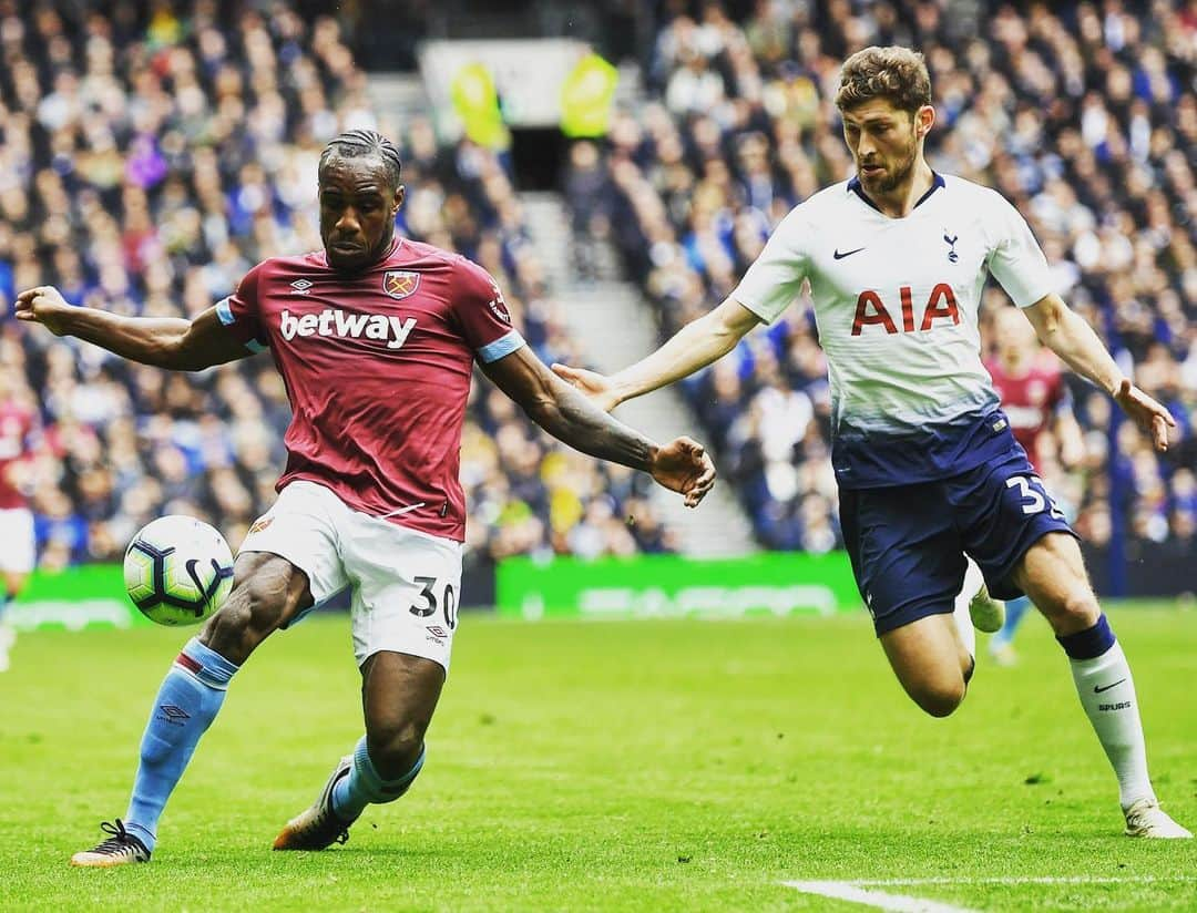 ウェストハム・ユナイテッドFCさんのインスタグラム写真 - (ウェストハム・ユナイテッドFCInstagram)「It’s goalless at the break in today’s London derby. COME ON YOU IRONS!! ⚒」4月27日 21時30分 - westham