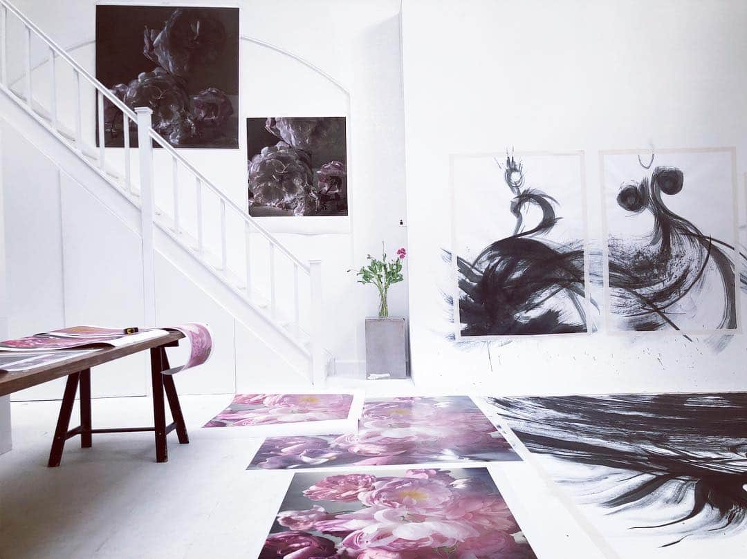 ニック・ナイトさんのインスタグラム写真 - (ニック・ナイトInstagram)「SHOWstudio this morning. Working on my rose pictures. Exhibition coming soon .」4月27日 21時30分 - nick_knight