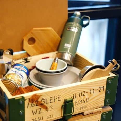 UNBY GENERAL GOODS STOREのインスタグラム：「GW初日、本日は朝からAS2OVを背負ったお洒落なお客様がたくさん！ 嬉しくてたくさんお話しさせていただきました😭路面店舗はキャンプ道具をたくさんインストックしました‼️ どうぞUNBYストアのこだわりのセレクトを楽しんでいただきたいです。 そして...ご夫婦、カップルがいらっしゃると必ず男性のほうが歩くのが遅くなる、店内を上から下、右から左、くるくる見てくださっているから👀 そう、そんなお店でいたいんです。 ミリタリーBOXに @platchamp @peregrine_design @stanley_jp を無造作に詰め込んで。UNBY流、かっこいいー！」