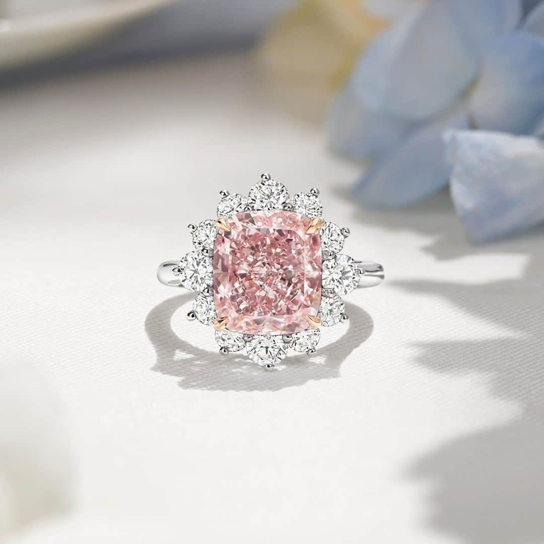 ハリー・ウィンストンさんのインスタグラム写真 - (ハリー・ウィンストンInstagram)「Fancy a cup of tea? Elevate the moment with an extremely rare 5.22-carat fancy intense pink #diamond center stone set as the most mesmerizing ring from #HarryWinston. #HighJewelry」4月27日 21時30分 - harrywinston