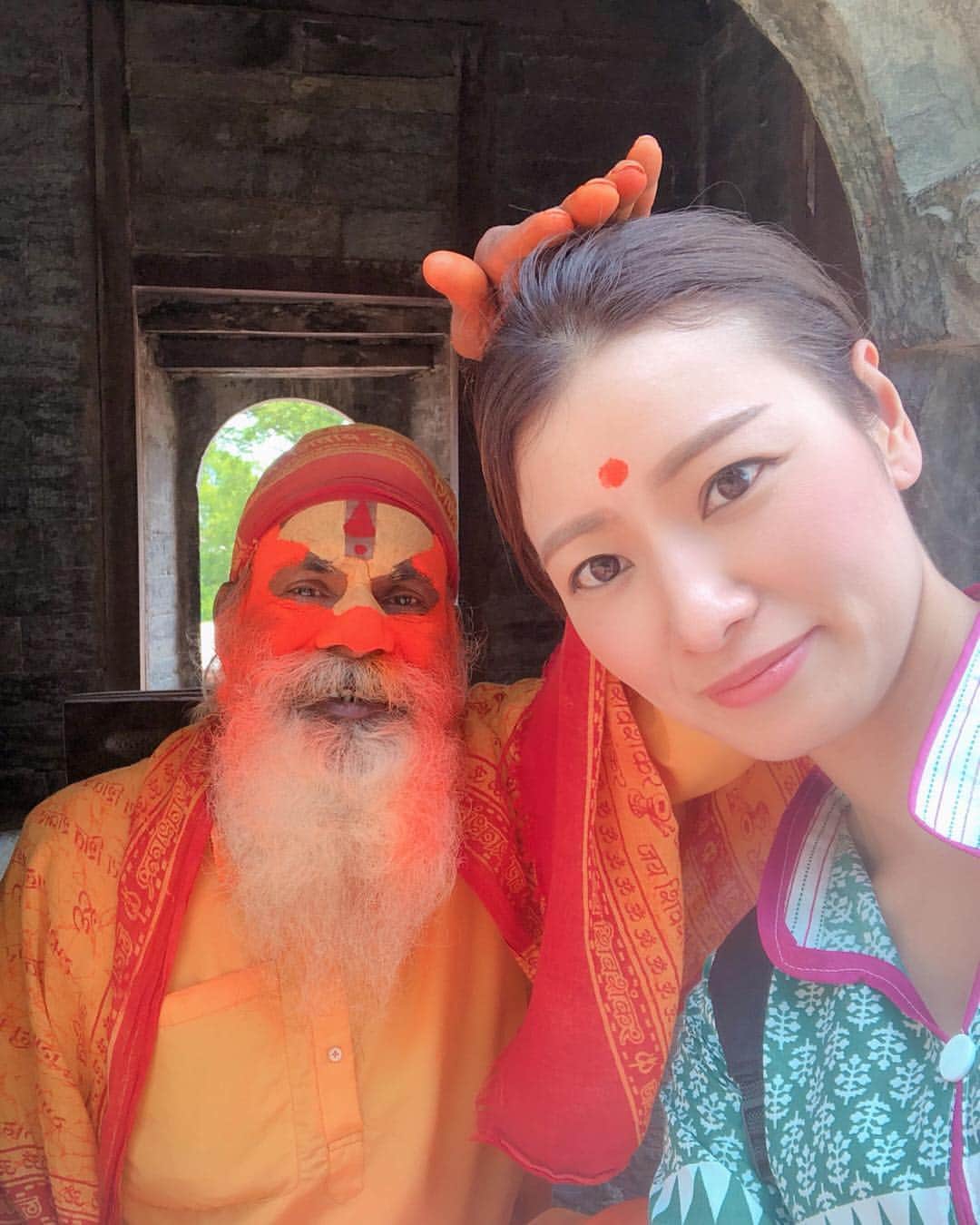 彩海のインスタグラム：「. . ネパール1人旅に来てます。 . Pashupati Nath パシュパティナート へ来てみたら インドのバラナシにもいた サドゥがたくさんいて ぶつぶつ唱えながら オデコにチョコンと塗られました。 . 発色めちゃくちゃいいのに 水でスルッと落ちてびっくりw . . . ここにはバラナシみたいな火葬場もあって、 観光客でも誰にでも オープンになってるんだけど 見世物みたいになってる現場も 少し考えるところがありました。 . 観光客からしかお金取れない この国の仕組みもわかるけどね、、、 入場料こんなに高い アジアはないのではないかw . . ネパールのタクシーは全部この小さなSUZUKIですw . #ネパール#ネパール一人旅 #ネパール🇳🇵#🇳🇵#Nepal#PashupatiNath #パシュパティナート#一人旅#サドゥ#修行してるらしい#たぶんしてない#サドゥとセルフィ @nepal_now @nepalpictures」