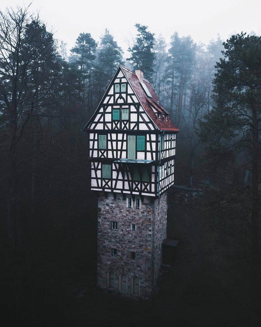 Discover Earthさんのインスタグラム写真 - (Discover EarthInstagram)「Love the vibe to this mysterious looking house hidden somewhere in the middle of the forest ! 🏠🌲 Tag someone who would want to go exploring there ! — 📍#DiscoverEarth — 📸 Photo by @kuhrmarvin ​」4月27日 21時32分 - discoverearth