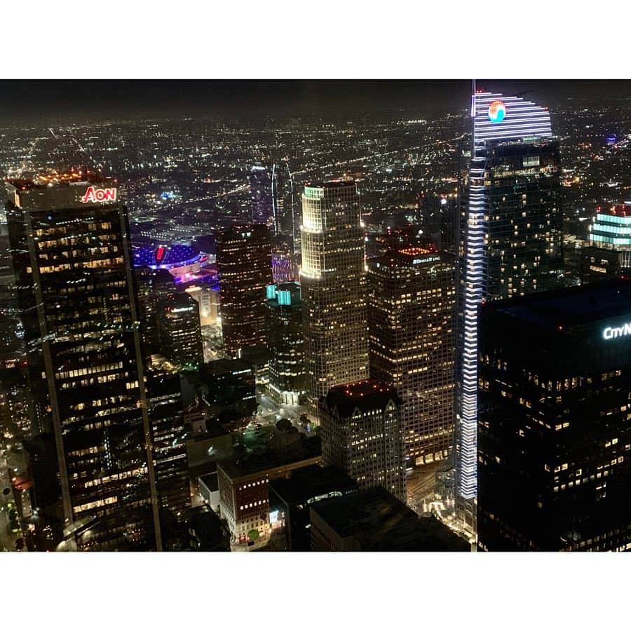西脇彩華さんのインスタグラム写真 - (西脇彩華Instagram)「＊ #LA #downtown  綺麗な夜景をみにいった！！ 高い建物が少ないからか…同じ高さで光る灯が宝石みたいにキラッキラに見えて…また他の国にはないロマンチックな夜景でした🌃⭐️🥺💖 ・ 羽根のやつは見返して恥ずかしくなるやつねww笑っちゃうわ ・ ビルの中もいろいろ可愛かった💓💓💓 #Happy #travel #chillout #amazing #view」4月27日 21時34分 - chapon_930