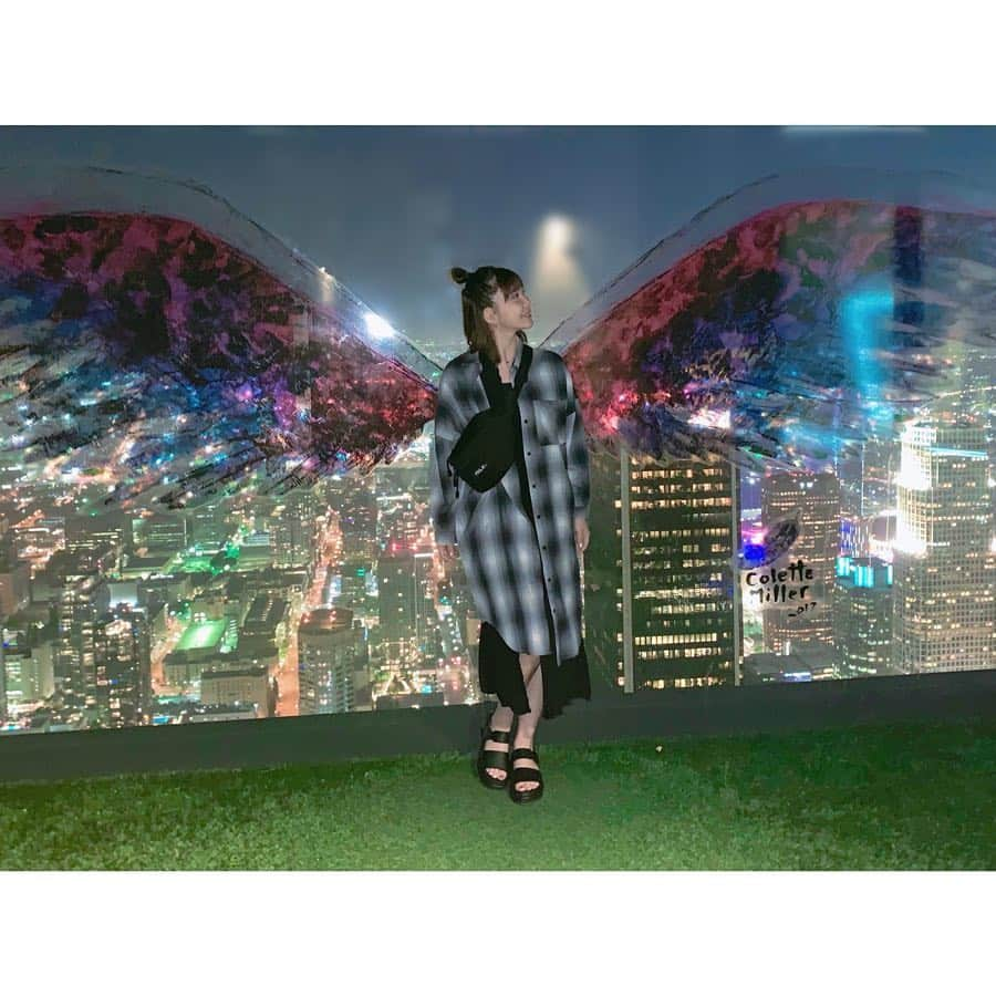 西脇彩華さんのインスタグラム写真 - (西脇彩華Instagram)「＊ #LA #downtown  綺麗な夜景をみにいった！！ 高い建物が少ないからか…同じ高さで光る灯が宝石みたいにキラッキラに見えて…また他の国にはないロマンチックな夜景でした🌃⭐️🥺💖 ・ 羽根のやつは見返して恥ずかしくなるやつねww笑っちゃうわ ・ ビルの中もいろいろ可愛かった💓💓💓 #Happy #travel #chillout #amazing #view」4月27日 21時34分 - chapon_930