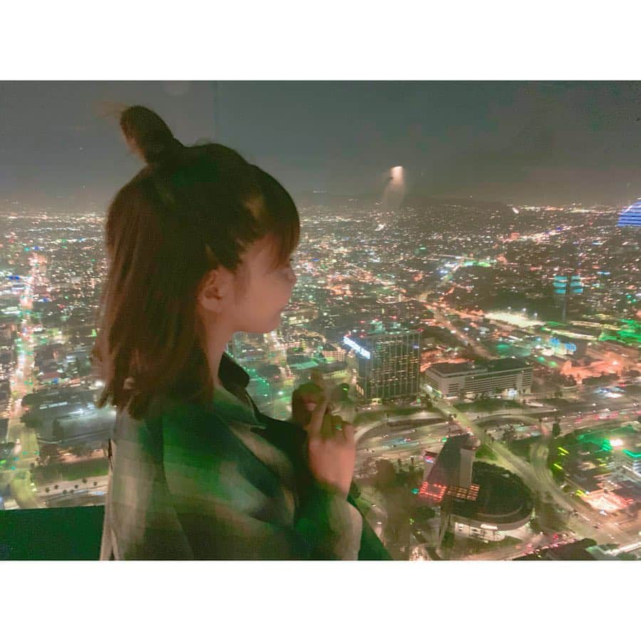 西脇彩華さんのインスタグラム写真 - (西脇彩華Instagram)「＊ #LA #downtown  綺麗な夜景をみにいった！！ 高い建物が少ないからか…同じ高さで光る灯が宝石みたいにキラッキラに見えて…また他の国にはないロマンチックな夜景でした🌃⭐️🥺💖 ・ 羽根のやつは見返して恥ずかしくなるやつねww笑っちゃうわ ・ ビルの中もいろいろ可愛かった💓💓💓 #Happy #travel #chillout #amazing #view」4月27日 21時34分 - chapon_930