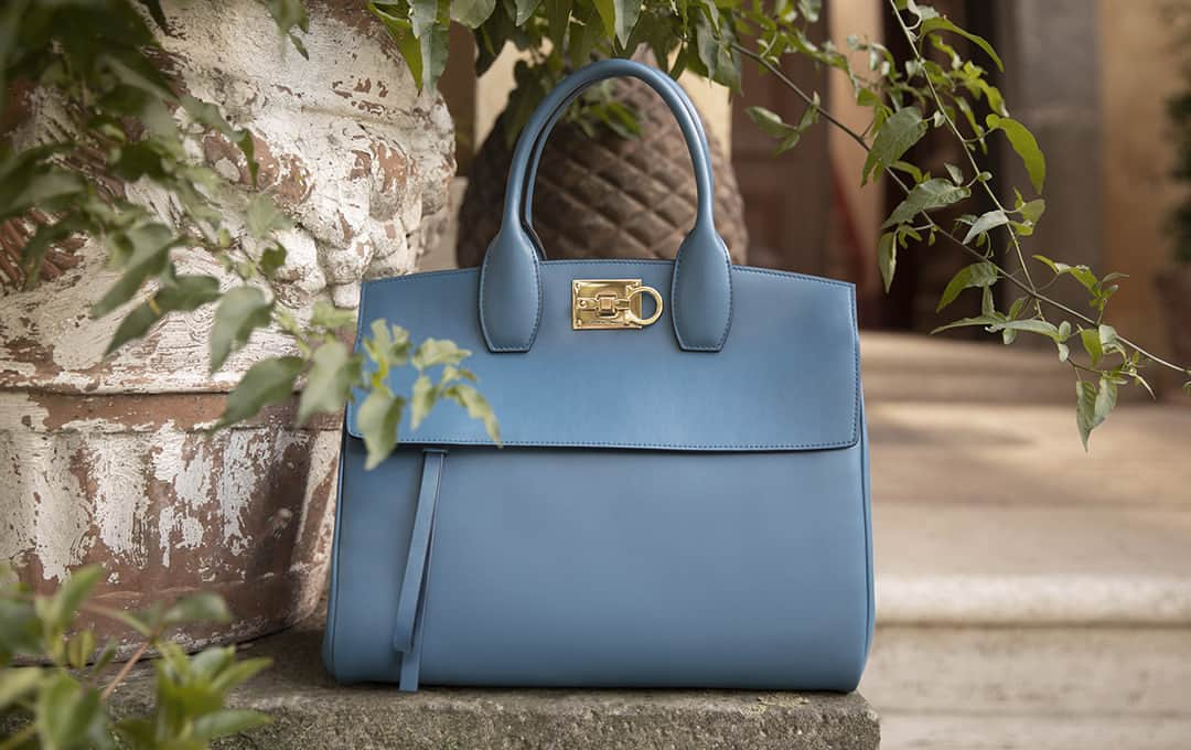 サルヴァトーレ・フェラガモさんのインスタグラム写真 - (サルヴァトーレ・フェラガモInstagram)「The fresh new #FerragamoStudioBag in an energizing shade of blue makes for the perfect spring accessory #FerragamoPS19」4月27日 21時42分 - ferragamo