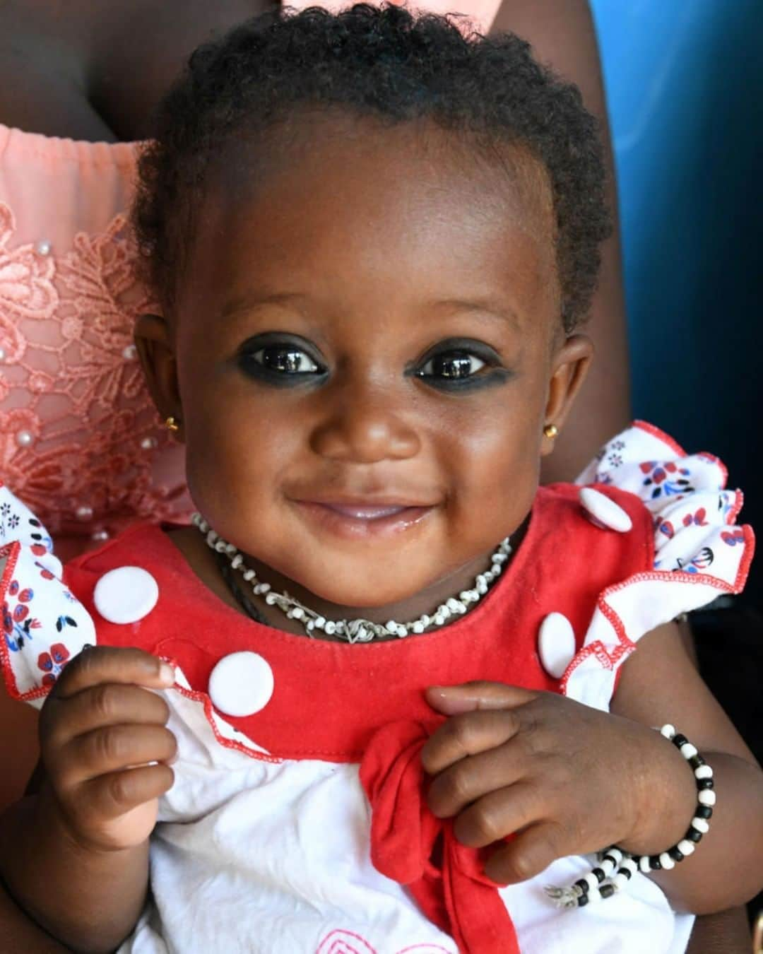 unicefさんのインスタグラム写真 - (unicefInstagram)「Did you know UNICEF helps vaccinate almost half of the world’s children? This bundle of joy is waiting for her vaccines at a UNICEF-supported health centre in Côte d'Ivoire. @unicefcotedivoireci © UNICEF/UN0277674/Dejongh #VaccinesWork」4月27日 21時55分 - unicef