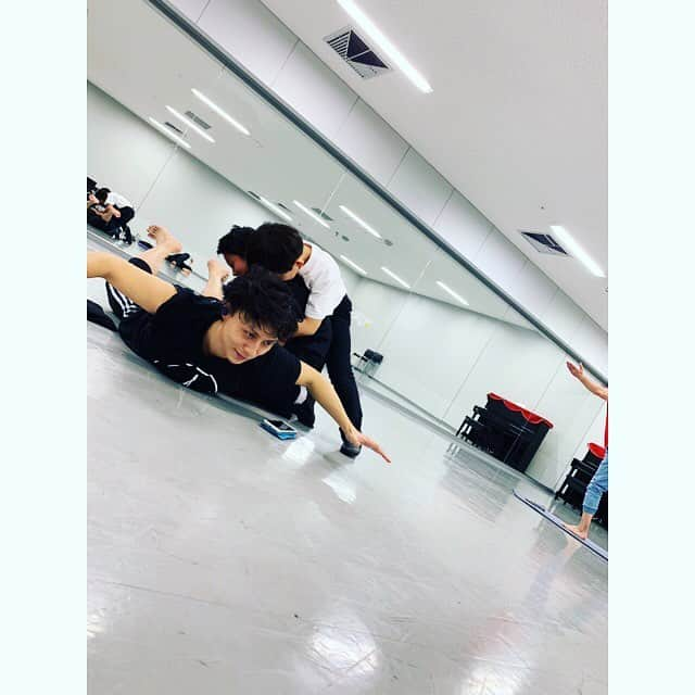 JONTEさんのインスタグラム写真 - (JONTEInstagram)「kidsにも遊ばれてるぜ笑 #kinkyboots #kinkybootsjp #タク #カノン」4月27日 21時47分 - jtfav