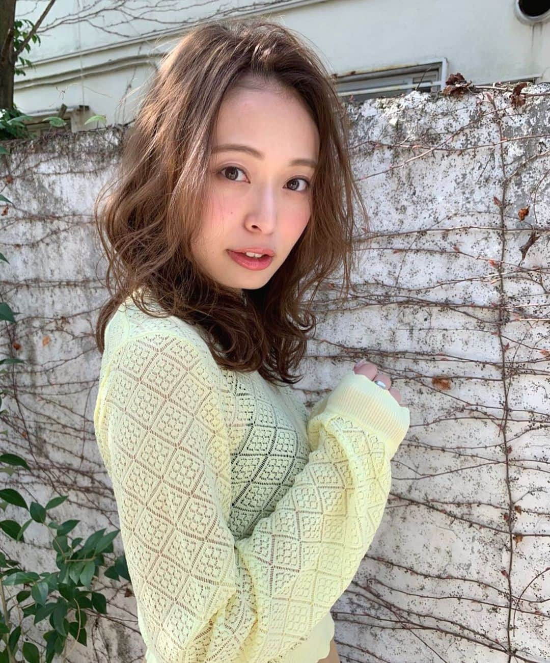 榊本麻衣さんのインスタグラム写真 - (榊本麻衣Instagram)「♡♡ . . 久しぶりに撮影データを、、📸✨ . . やっぱり朝イチの自然光は 綺麗に撮れるよね😌💋 . これ、お気に入りショット🌟🌟 . . 今日はおばぁちゃんに誕生日プレゼント🎁を 渡しにいってお昼ご馳走になってきた🙊💋 . . いつも久しぶりに会うから いーーっぱい弾丸トークしてまう🤣笑 . . #model #モデル #撮影 #撮影データ #データ #スタジオ #Studio」4月27日 21時49分 - maipipii