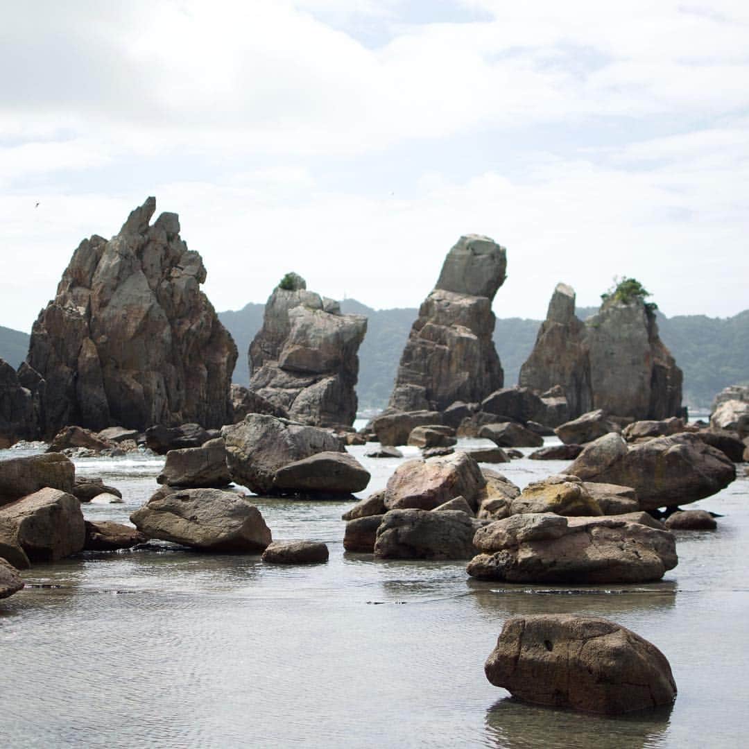 フィガロジャポンさんのインスタグラム写真 - (フィガロジャポンInstagram)「ブラタモリで触れられた和歌山・串本の橋杭岩、本当に素敵な景観です。干潮時に訪れると連なる岩々の真横を歩けますよ。（編集NS） #橋杭岩 #串本 #ブラタモリ #figarojapon」4月27日 21時59分 - madamefigarojapon