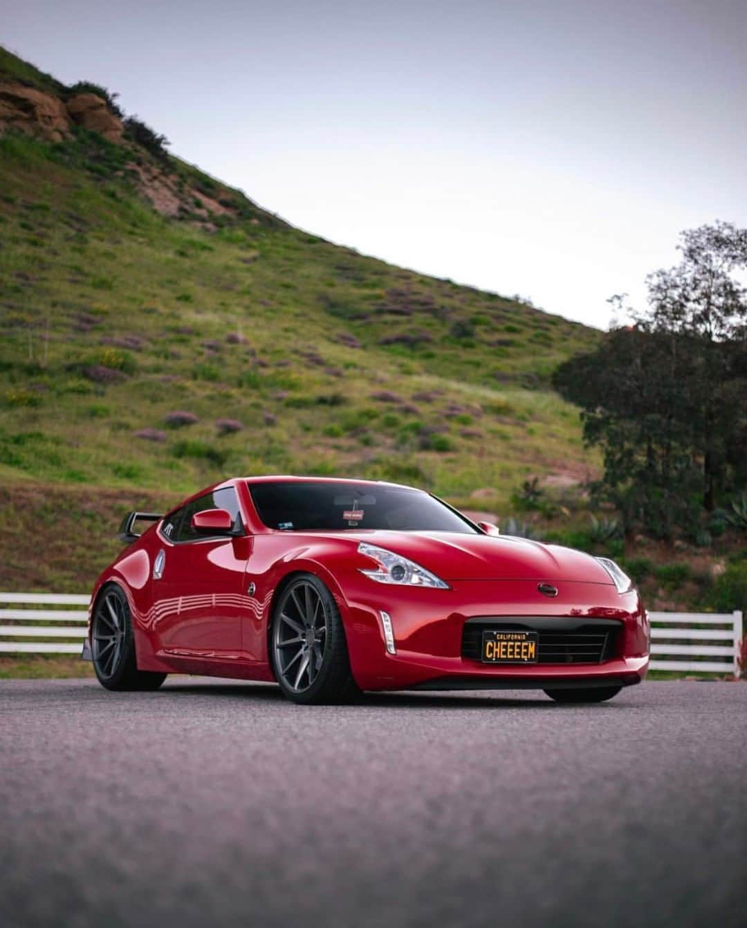 Nissanさんのインスタグラム写真 - (NissanInstagram)「No wolves messing with this Little Red Riding Hood. #Zociety #Nissan370Z #370Z 📷: @one.20th 🚗: @cheem_z34」4月27日 22時00分 - nissan