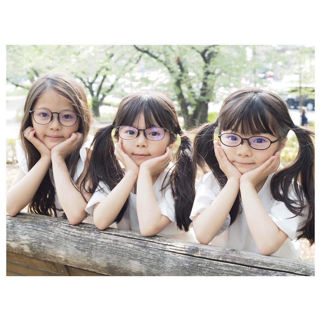 Yukiさんのインスタグラム写真 - (YukiInstagram)「メガネ女子👓💓 三姉妹でjins さんの👓かけてみました♡  私が小学校のうちから👓をかけていたのでもしかしたら三姉妹も👓の日が来るかもしれません。  5歳検診や小学校の検診で視力の再検査となった三姉妹です。。 検査時に花粉症も👀酷かったので、アレルギーが落ち着いてきた頃に再検査をすることになりました。  そろそろ再検査かなーとドキドキしつつも、メガネもファッションの一部としてたのしめたらいいなぁとと思ってます💓  特にニコプチ♡の👓はお気に入り💓目に必要とされているバイオレットライトを取り込み、紫外線とブルーライトを適度にカットしてくれるバイオレットライトプラスレンズがすごい👏🏻✨ かけ慣れないお子さんにも優しい👂🏻にあたるところがやわらかいのも嬉しいです💓 気に入りすぎて連日メガネかけてます💓かわいいデザインも豊富なので気になる方は見てみてくださいね(o^^o)  #jins  #バイオレットプラスレンズ  #近視 #メガネ #子供メガネ」4月27日 22時03分 - yukikuu96