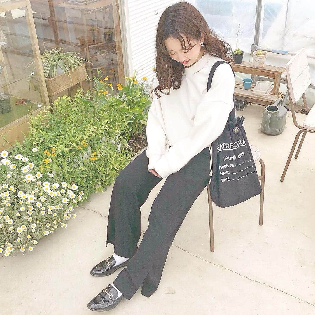 haruさんのインスタグラム写真 - (haruInstagram)「ㅤㅤㅤㅤㅤㅤㅤㅤㅤㅤㅤㅤㅤ ㅤㅤㅤㅤㅤㅤㅤㅤㅤㅤㅤㅤㅤ ㅤㅤㅤㅤㅤㅤㅤㅤㅤㅤㅤㅤㅤ #ootd ㅤㅤㅤㅤㅤㅤㅤㅤㅤㅤㅤㅤㅤ 昨日のコーデ ❤︎ ㅤㅤㅤㅤㅤㅤㅤㅤㅤㅤㅤㅤㅤ #GU の新作 #ドローストリングイージーワイドパンツ めちゃくちゃ履きやすいし 裾のところにスリットがはいってて 形もすごく綺麗だから 大人めコーデの時とかに最高💓 ㅤㅤㅤㅤㅤㅤㅤㅤㅤㅤㅤㅤㅤ お姉様方と遊ぶ日だったので 少し大人っぽくをイメージしました☺❤️ ㅤㅤㅤㅤㅤㅤㅤㅤㅤㅤㅤㅤㅤ ❤︎ tops : #jeanasis ❤︎ pants : #gu ❤︎ bag : #theatreproducts ❤︎ shoes : #lowrysfarm ㅤㅤㅤㅤㅤㅤㅤㅤㅤㅤㅤㅤㅤ ㅤㅤㅤㅤㅤㅤㅤㅤㅤㅤㅤㅤㅤ コーデの詳細は WEAR で見てくださいっ🌸 ㅤㅤㅤㅤㅤㅤㅤㅤㅤㅤㅤㅤㅤ イヤリング と ネックレス は @lattice_lessignes 💕 ㅤㅤㅤㅤㅤㅤㅤㅤㅤㅤㅤㅤㅤ ㅤㅤㅤㅤㅤㅤㅤㅤㅤㅤㅤㅤㅤ GUでもうひとつ買った物を着たいのに 急にさむくなって着れないし寒さにびっくり🥶( 笑 ) ㅤㅤㅤㅤㅤㅤㅤㅤㅤㅤㅤㅤㅤ 皆様お身体に気を付けて良いGWを𓂃 𓈒𓏸 ㅤㅤㅤㅤㅤㅤㅤㅤㅤㅤㅤㅤㅤ ㅤㅤㅤㅤㅤㅤㅤㅤㅤㅤㅤㅤㅤ 📷 𝚙𝚑𝚘𝚝𝚘 𝚋𝚢 𝚢𝚞𝚔𝚊𝚗𝚗𝚞 & 𝚑𝚊𝚛 ㅤㅤㅤㅤㅤㅤㅤㅤㅤㅤㅤㅤㅤ  #gu_for_all #モノトーンコーデ #GUコーデ #シンプルコーデ #harucd ㅤㅤㅤㅤㅤㅤㅤㅤㅤㅤㅤㅤㅤ」4月27日 22時13分 - __haru3