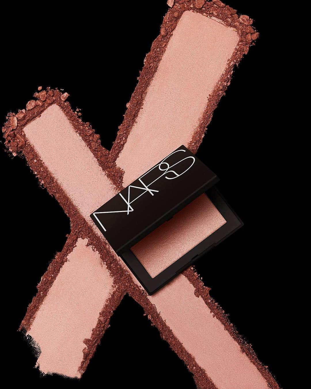 NARSさんのインスタグラム写真 - (NARSInstagram)「Highlighting Powder takes your glow to new distances.」4月27日 22時05分 - narsissist