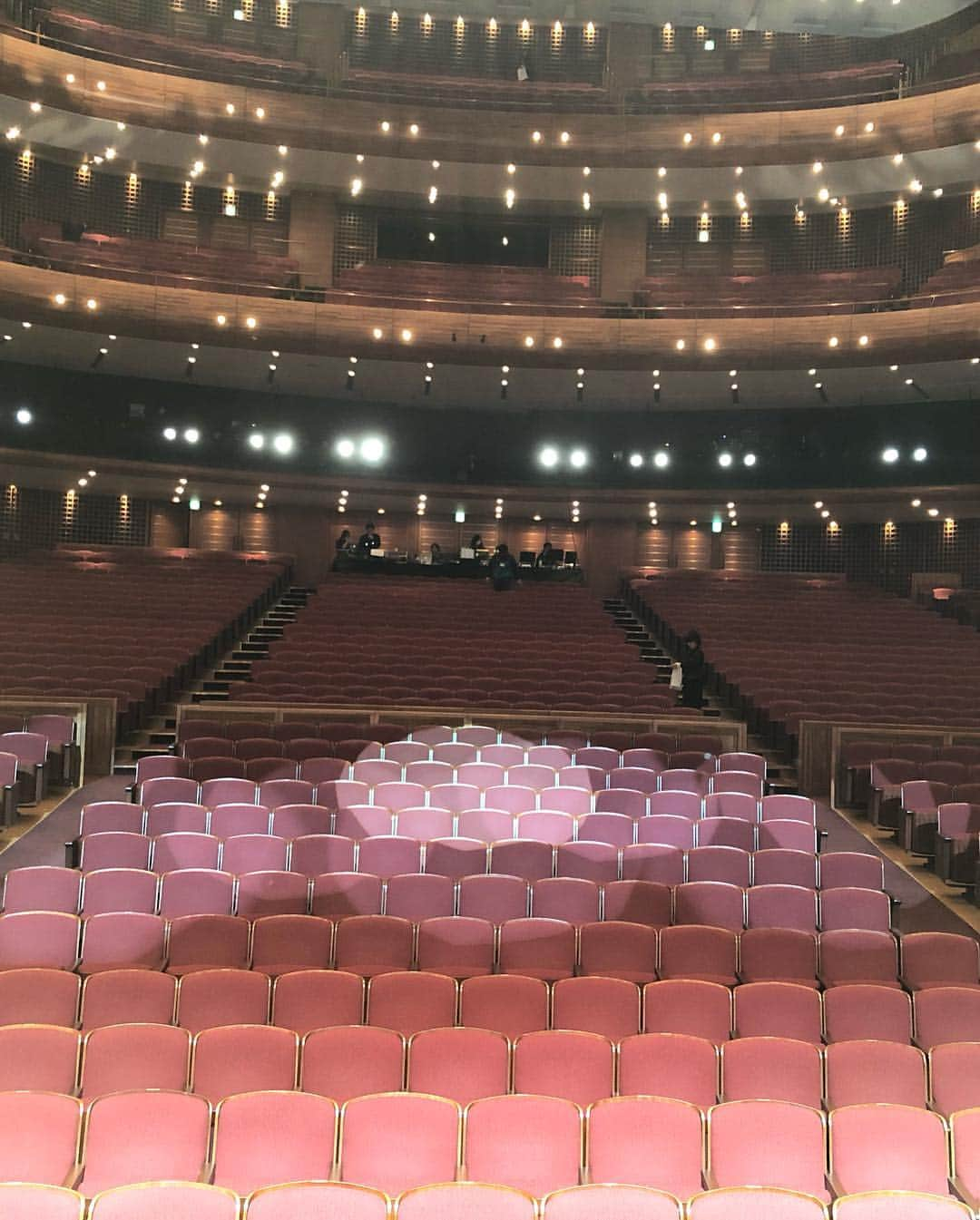 水谷あつしさんのインスタグラム写真 - (水谷あつしInstagram)「無事に『王室教師ハイネTHE MUSICALⅡ』神戸公演、開幕しました。﻿﻿ 神戸国際会館こくさいホールの凄さったら。﻿﻿ きっと2500人じゃきかない数のお客様で満席。﻿﻿ フィナーレの客席の風景は圧巻です。﻿﻿ 2ステージ、ヴェンヴィン気持ち良く演じられました。﻿﻿ あと1日2ステージでおしまい。﻿ この衣装とメイクも明日まで。﻿﻿ 映画館でライブビューイングあったり、配信あったり、明日は忙しい大千秋楽になりそうです。﻿﻿ ﻿﻿ TRITOPSのO-EAST行かれた方々ありがとうございました。﻿﻿ スタッフさんから、3人の挨拶する舞台の動画が送られてきました。﻿﻿ ヒョンムン 、ウゴン、イルグン！﻿﻿ 短期間で大変だったね！！﻿﻿ ご苦労様でした。﻿﻿ あー、観たかったなー。﻿﻿ ﻿﻿ とにかく皆さん、本日もお疲れ様でした。﻿﻿ 私は明日に備えて早寝しまーす。﻿ ﻿ 今日から10連休の方々お楽しみ下さい！﻿ ﻿﻿ #神戸#神戸国際会館#こくさいホール#王室教師ハイネ#ミュージカル」4月27日 22時10分 - achao726