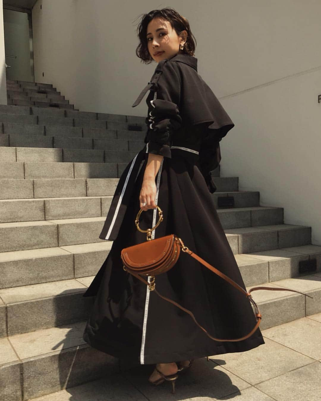 黒石奈央子さんのインスタグラム写真 - (黒石奈央子Instagram)「AMERI 2019 AW ふく . . AMERI PASS CODE LINE COAT ¥29000+tax . . 前にアップしたチェックトレンチの色違い。アメリとしては初めての黒トレンチです😍 ラインをつけることによって重くなり過ぎないデザインに仕上げました！ あとベージュもあるからまた紹介するね！ . . . . 先行予約期間 web & 心斎橋 5/23〜5/27 5/23.24  代官山 5/25〜5/27  ルミネ  @ameri_shinjuku @amerivintage @ameri_daikanyama @ameri.shinsaibashi #ameri#amerivintage #fashion #coordinate#ootd#outfit#osanposnap #705_outfit #大人ファッション #大人コーディネート #大人スタイル #modestyle #modefashion#modecasual #2019autumnwinter#先行予約」4月27日 22時11分 - blackstone705