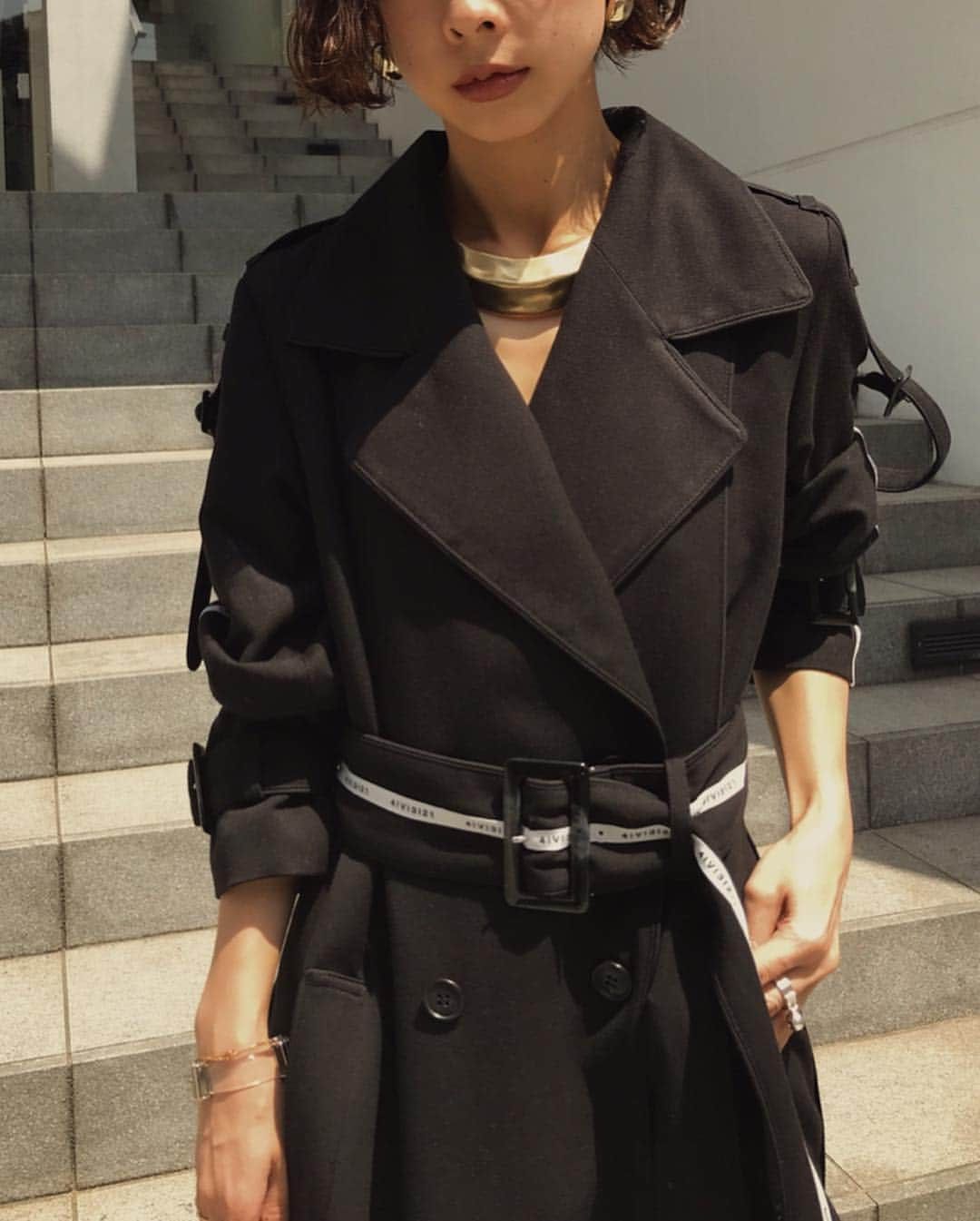 黒石奈央子さんのインスタグラム写真 - (黒石奈央子Instagram)「AMERI 2019 AW ふく . . AMERI PASS CODE LINE COAT ¥29000+tax . . 前にアップしたチェックトレンチの色違い。アメリとしては初めての黒トレンチです😍 ラインをつけることによって重くなり過ぎないデザインに仕上げました！ あとベージュもあるからまた紹介するね！ . . . . 先行予約期間 web & 心斎橋 5/23〜5/27 5/23.24  代官山 5/25〜5/27  ルミネ  @ameri_shinjuku @amerivintage @ameri_daikanyama @ameri.shinsaibashi #ameri#amerivintage #fashion #coordinate#ootd#outfit#osanposnap #705_outfit #大人ファッション #大人コーディネート #大人スタイル #modestyle #modefashion#modecasual #2019autumnwinter#先行予約」4月27日 22時11分 - blackstone705