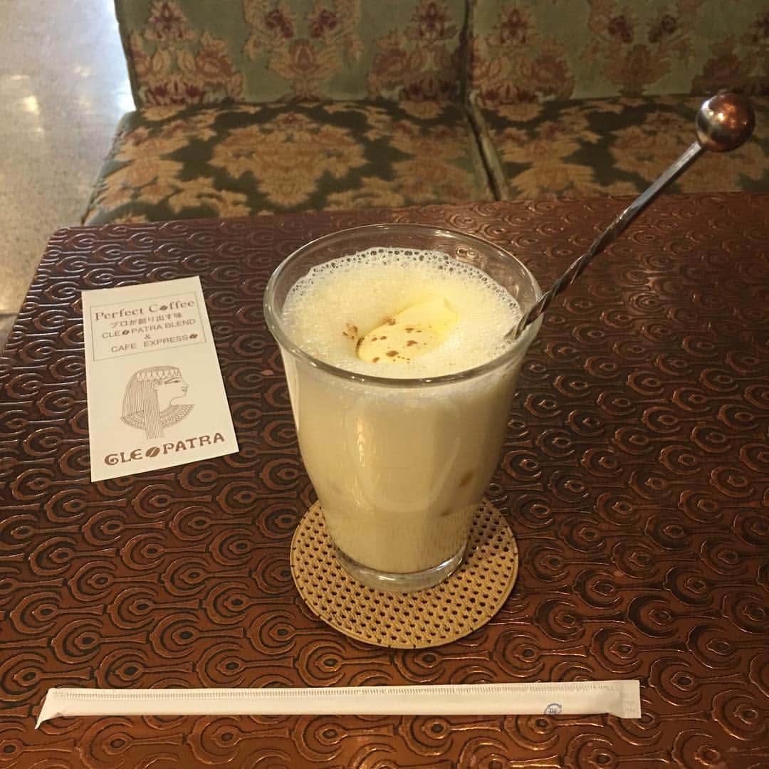能町みね子さんのインスタグラム写真 - (能町みね子Instagram)「#喫茶メモ 青森 クレオパトラ ミルクセーキあり 上品で素敵なお店。ミルクセーキも溶けたアイスが載っててシナモンも散らしてあってすてき。ケーキもとってもおいしい。私はコーヒー飲めないけど、コピ・ルアクがあるのもすごい」4月27日 22時15分 - nmcmnc