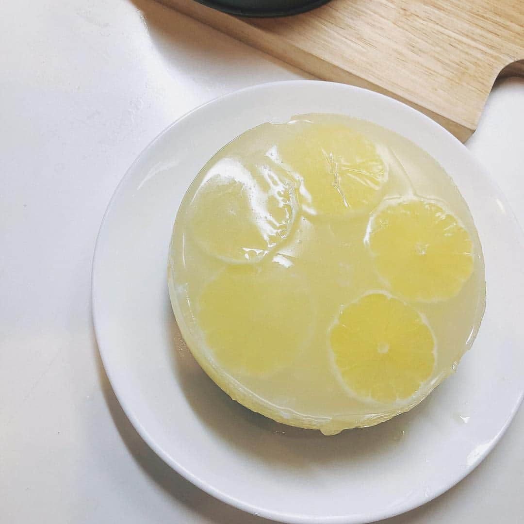 越智ゆらの（ゆらゆら）さんのインスタグラム写真 - (越智ゆらの（ゆらゆら）Instagram)「Lemon jellycake 🍽  かなり…前に…… 問題出したまま 正解載せ忘れていたやつです もくもくのメレンゲは ヨーグルトムースになり 二層のレモンゼリーと なりました  これとっても美味しくできた！  #手作り #お菓子作り #レモン」4月27日 22時16分 - yula1018