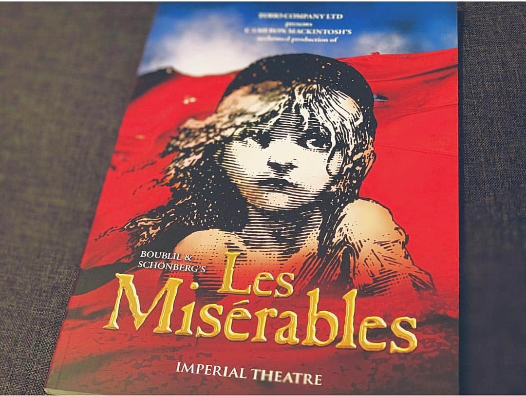 反田恭平さんのインスタグラム写真 - (反田恭平Instagram)「Les Misérables “レ・ミゼラブル” 帝国劇場にて行われているこちらを武井さんと観劇🔥 とても刺激を受けました🤝 以前コンサートに来て下さった生田さんも本当に素晴らしかったー！！これからも頑張って下さい‼︎‼︎ (実は以前)オペレッタで何度もステージに出ていた小さなあの頃や、高校の文化祭で何故だか主演だった時のあの緊張感だったり、高まる気持ちが観ていてフラッシュバック！  歌っていい。合唱っていいよなー！！ #レミゼラブル#帝国劇場#ミュージカル #歌#合唱#圧巻#フランス」4月27日 22時17分 - kyoheisorita