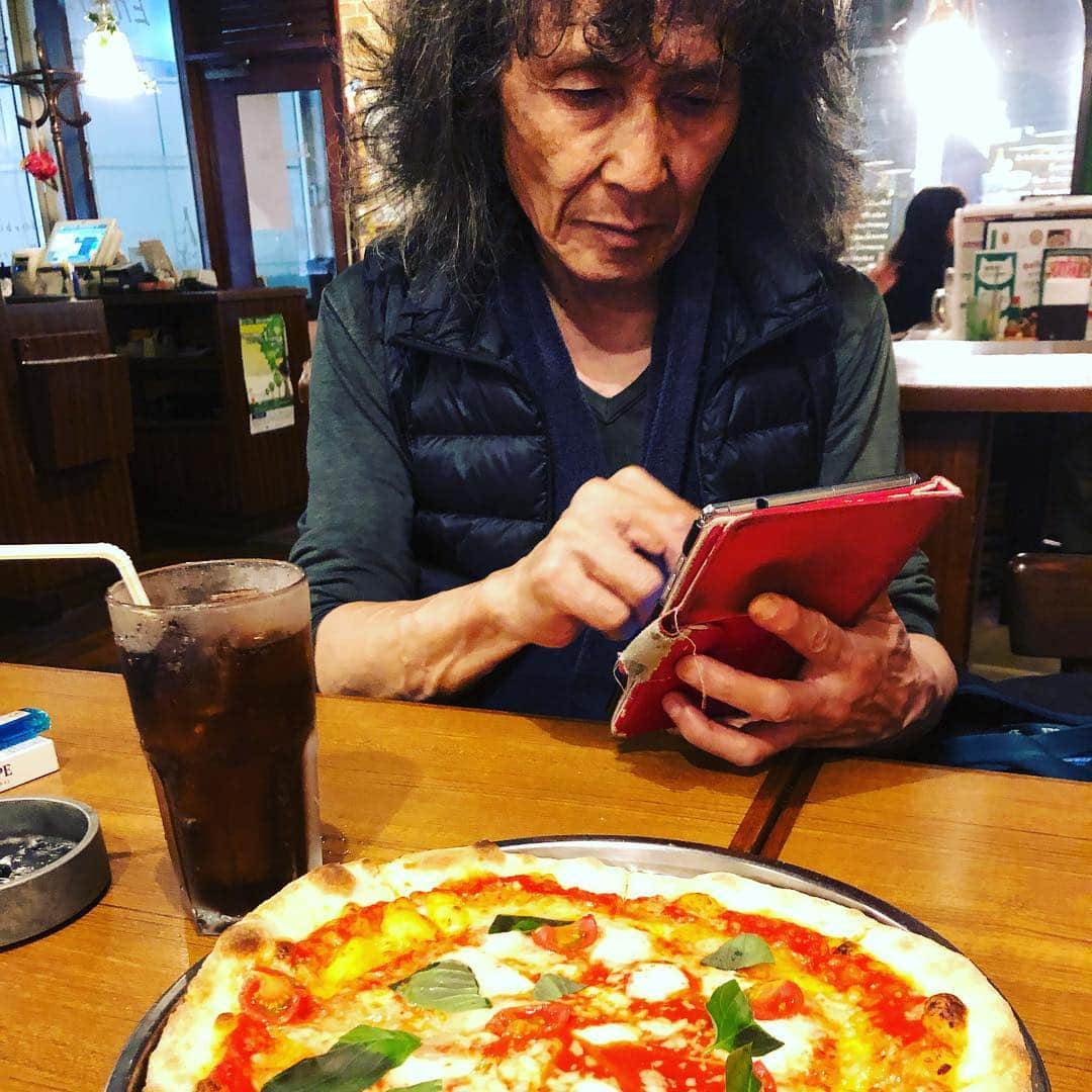 仲雅美さんのインスタグラム写真 - (仲雅美Instagram)「ピザよりゲーム。」4月27日 22時17分 - masami_naka32