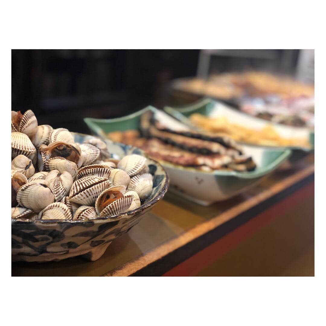 望月理恵さんのインスタグラム写真 - (望月理恵Instagram)「島根県 松江市のお店 「やまいち」 何食べても美味しいんです。 まだまだ食べたかったです！ 胃袋もっとほしい〜〜 1.サルボウガイ(赤貝)隣はうなぎ 2.白魚の天ぷら 3.シメサバ(激うま) 4.肉豆腐(奥に見えるお腹w) 5.しじみ汁 あと、たくさんあります。 おでんも行ったら必ず 食べてほしいです。 #美味しいもの#島根 #やまいち#ご馳走様でした！」4月27日 22時17分 - mochiee28