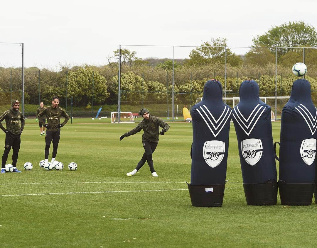 アーセナルFCさんのインスタグラム写真 - (アーセナルFCInstagram)「Free-kick practice 🎯  #LEIARS #premierleague #Arsenal #training #Mkhitaryan #Aubameyang #Lacazette #preparation」4月27日 22時18分 - arsenal