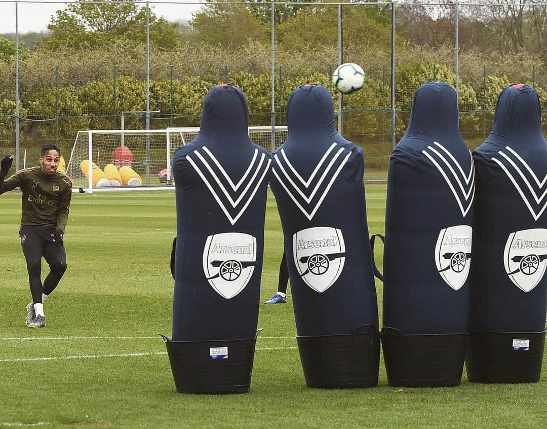 アーセナルFCさんのインスタグラム写真 - (アーセナルFCInstagram)「Free-kick practice 🎯  #LEIARS #premierleague #Arsenal #training #Mkhitaryan #Aubameyang #Lacazette #preparation」4月27日 22時18分 - arsenal