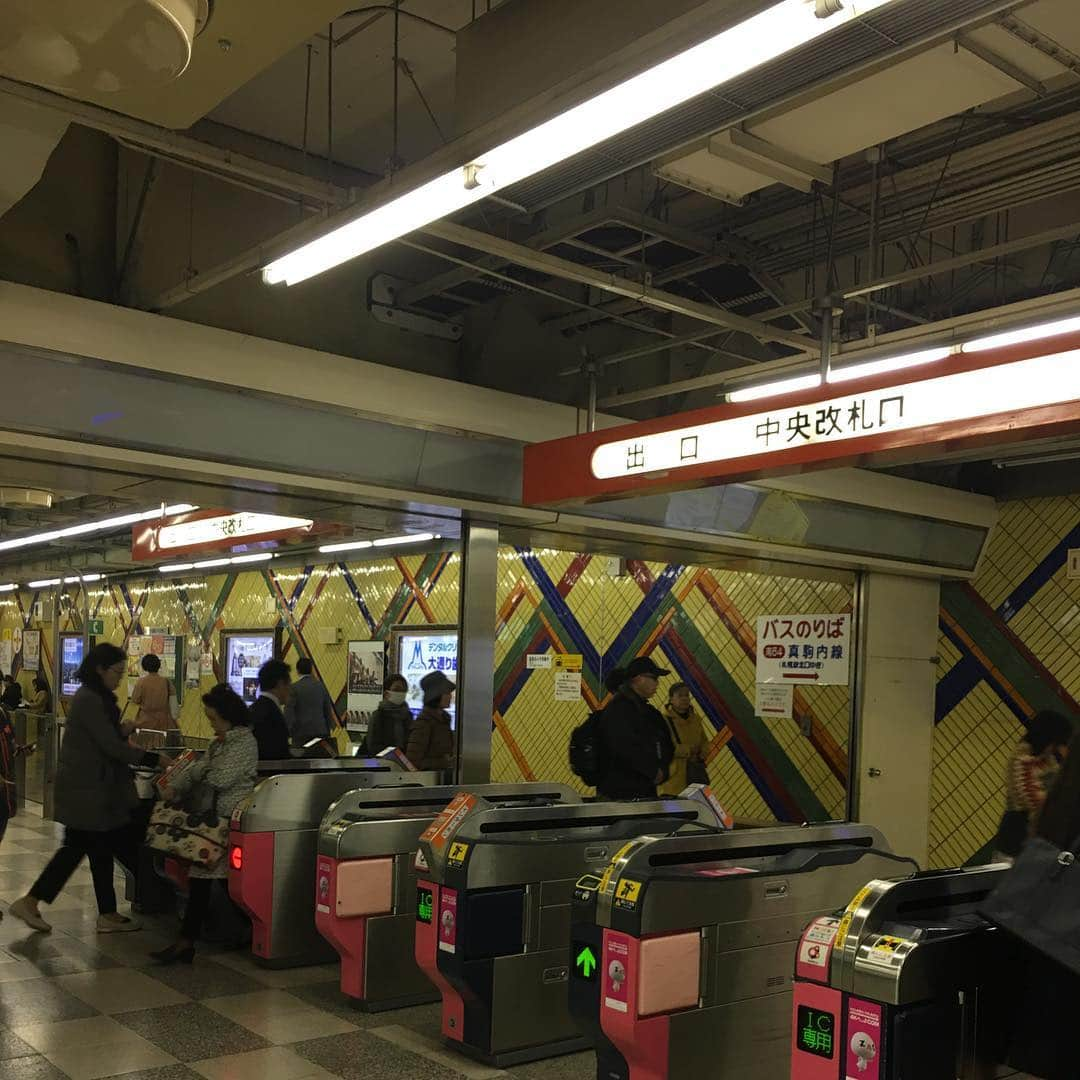 能町みね子さんのインスタグラム写真 - (能町みね子Instagram)「#よい駅 西11丁目駅 札幌市営地下鉄/ このカラーリングすてき。というか札幌市営地下鉄のトータルデザインはぜんぶすてき。」4月27日 22時18分 - nmcmnc