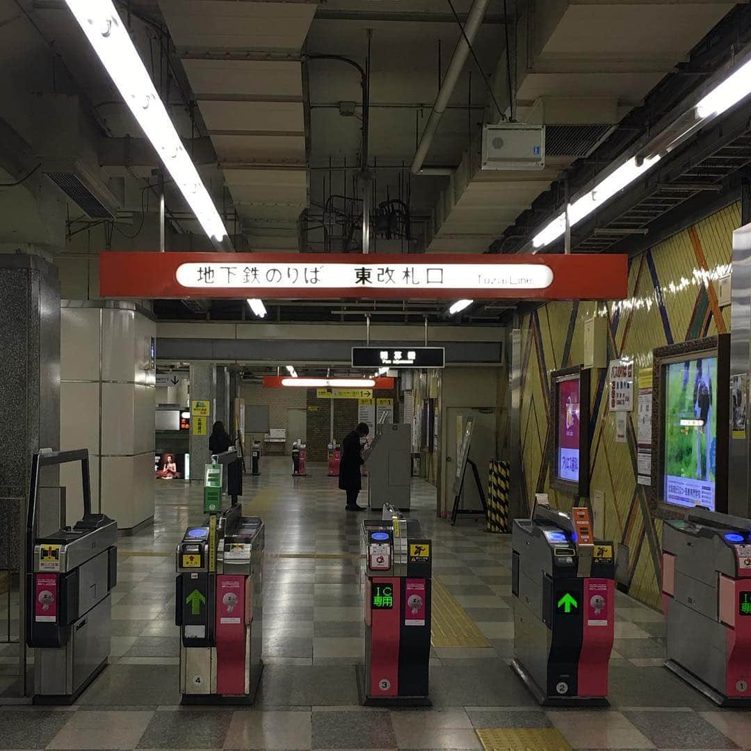 能町みね子さんのインスタグラム写真 - (能町みね子Instagram)「#よい駅 西11丁目駅 札幌市営地下鉄/ このカラーリングすてき。というか札幌市営地下鉄のトータルデザインはぜんぶすてき。」4月27日 22時18分 - nmcmnc