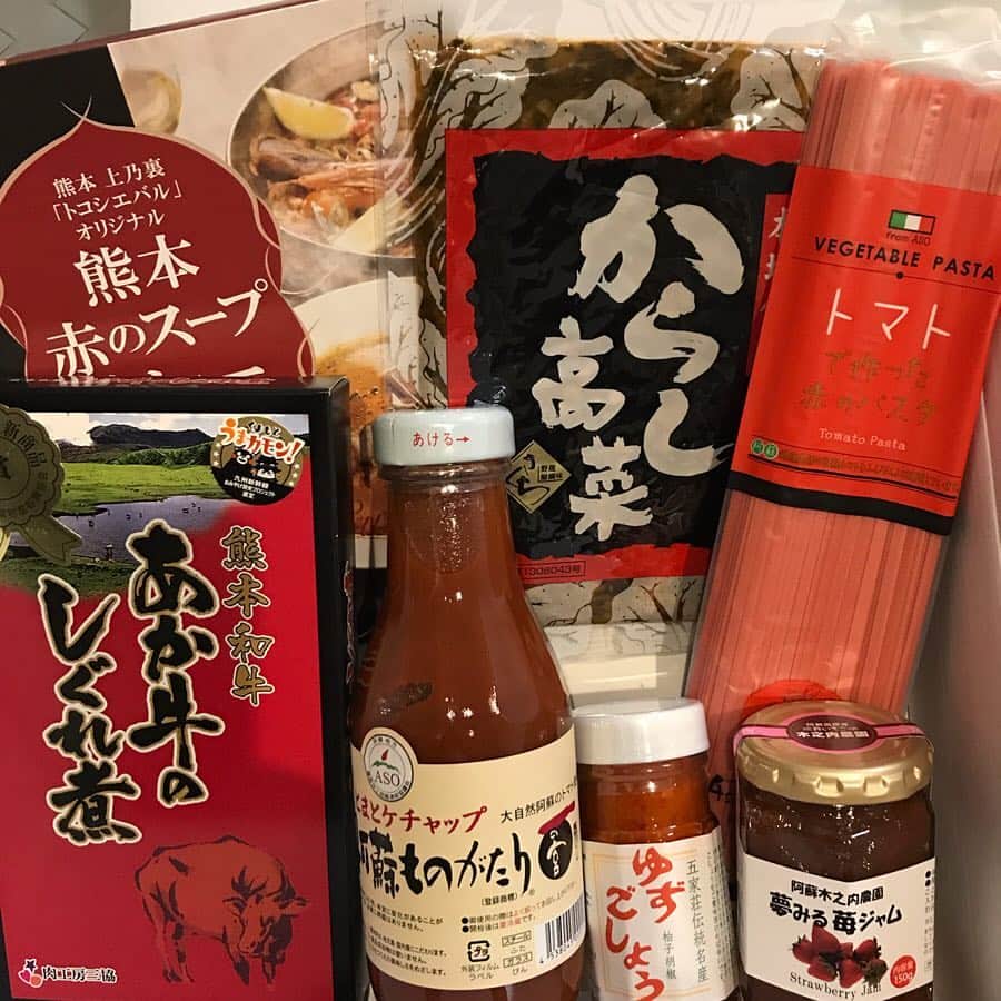 大西蘭さんのインスタグラム写真 - (大西蘭Instagram)「・ 熊本の美味しいものが届きました😋 ・ Instagram熊本県観光公式アカウント【もっと、もーっと！くまもっと。フォロー＆いいね！キャンペーン！】で【くまもとの赤セット（4,000円セット）】に当選しました😆 ・ どれも気になる🥺 食べるのが楽しみです💕 ・ ・ #トマトケチャップ #阿蘇ものがたり #阿蘇木之内農園 #夢みる苺ジャム #五家荘伝統名産 #柚子胡椒 #ゆずこしょう #熊本和牛  #あか牛のしぐれ煮 #熊本上乃裏 #トコシエバル #熊本赤のスープカレー #本場仕込 #きくちからし高菜 #菊池からし高菜 ##阿蘇健康農園 #トマトで作った赤のパスタ #asohealthfarm #tomatopasta #トマトパスタ  @kumamotto.official」4月27日 22時19分 - onishiran