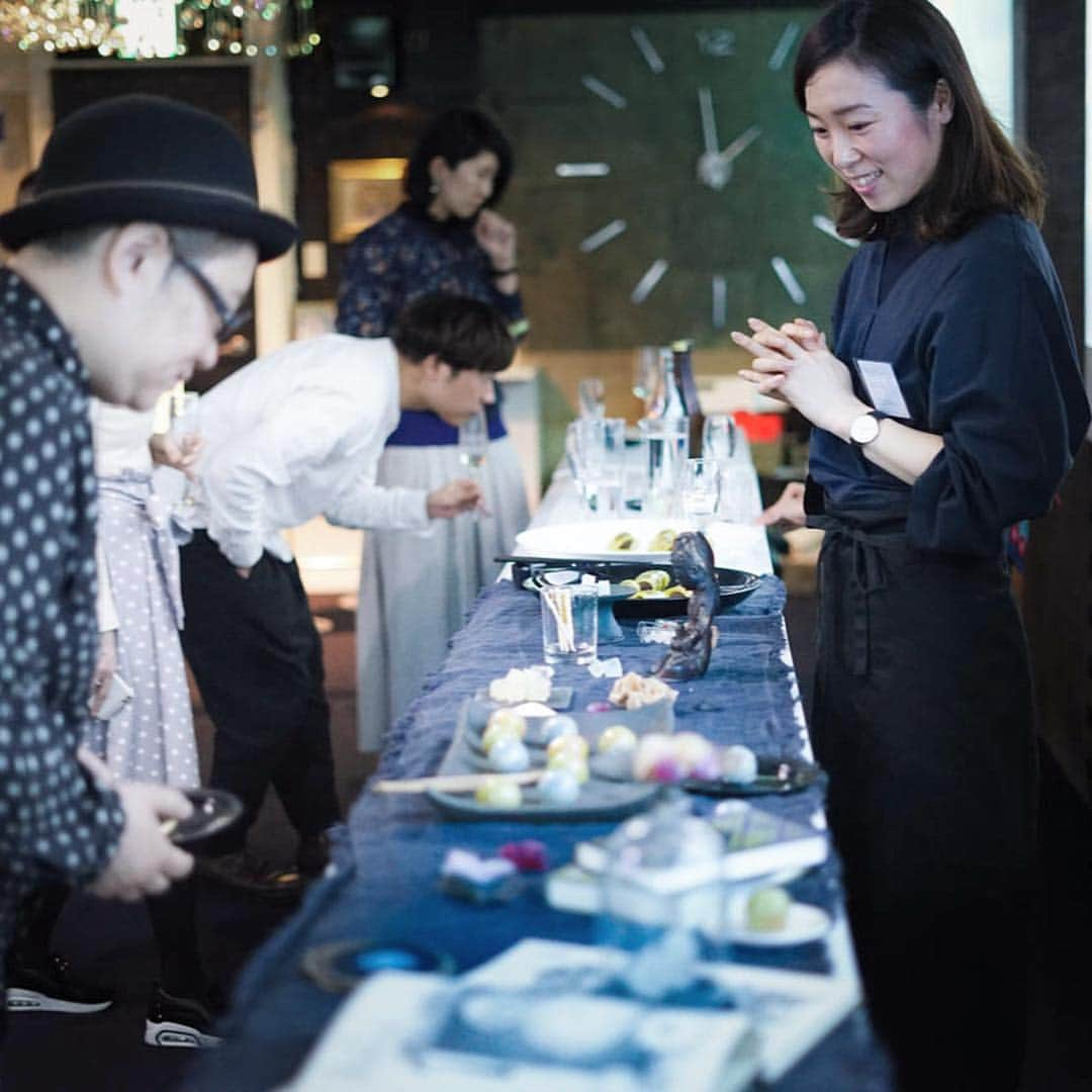 YUKI FUJIWARAさんのインスタグラム写真 - (YUKI FUJIWARAInstagram)「日本酒と和菓子の結び、本日無事終えることができました。和菓子好きや食通の方と繋がることができ、私自身とても楽しい時間となりました。 こうやって少しずつですが、同じ想いや嗜好を持っている方々と交流をできる機会を増やしていけたらと思います。 そして今回お声がけいただきましたIAIギャラリーのもえさん、本当にありがとうございました！  I’m glad to tell everyone that the event of Japanese Sake and confectionary went well today. I had great time with people who had the same interests and thoughts, especially for Japanese confectionary and food. I would like to have more opportunities to interact with these people in future :)」4月27日 22時19分 - wagashi_art